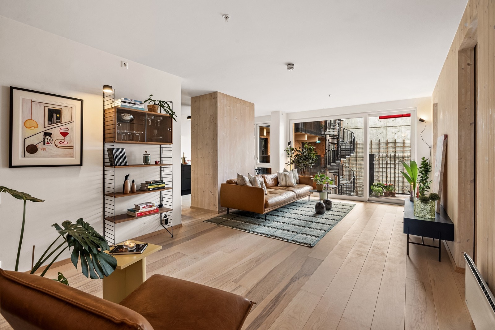 Stuen kan naturlig deles i to soner med både sofa avdeling og spisebord om ønskelig. Galleribilde
