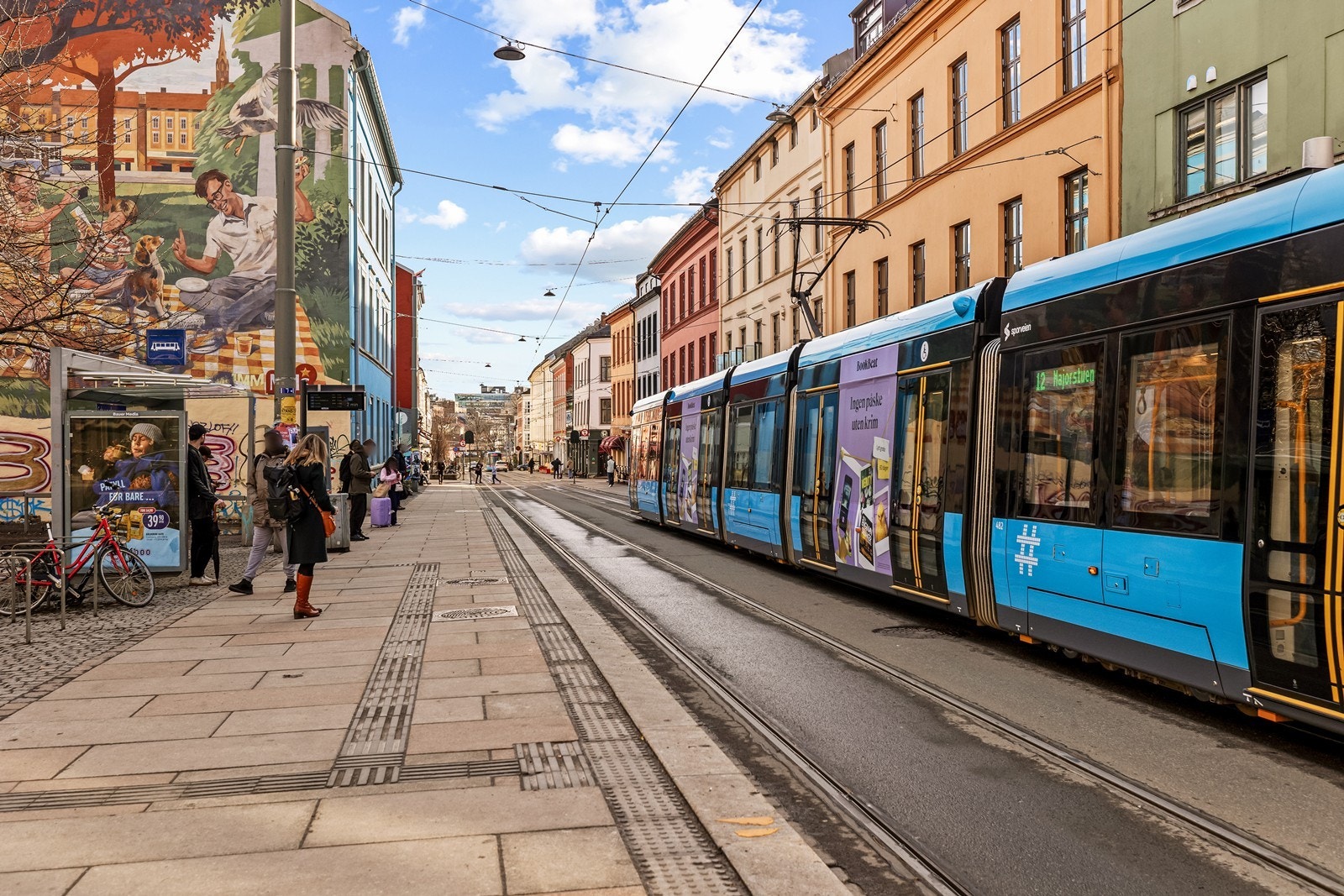 Kollektivtilbudet er utmerket, med trikk og buss i umiddelbar nærhet. Galleribilde