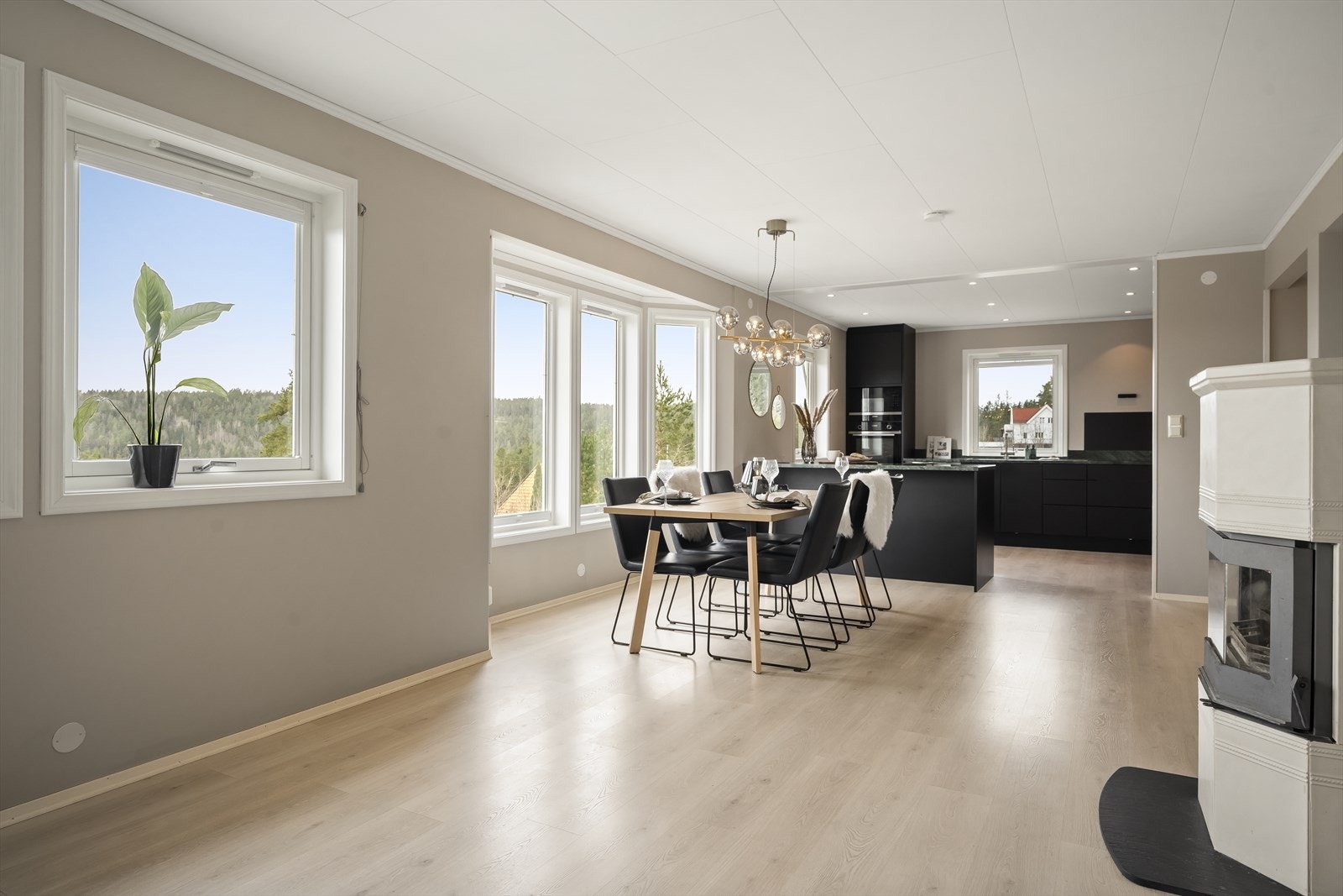 God plass til stort spisebord og sosiale sammenkomster. Galleribilde