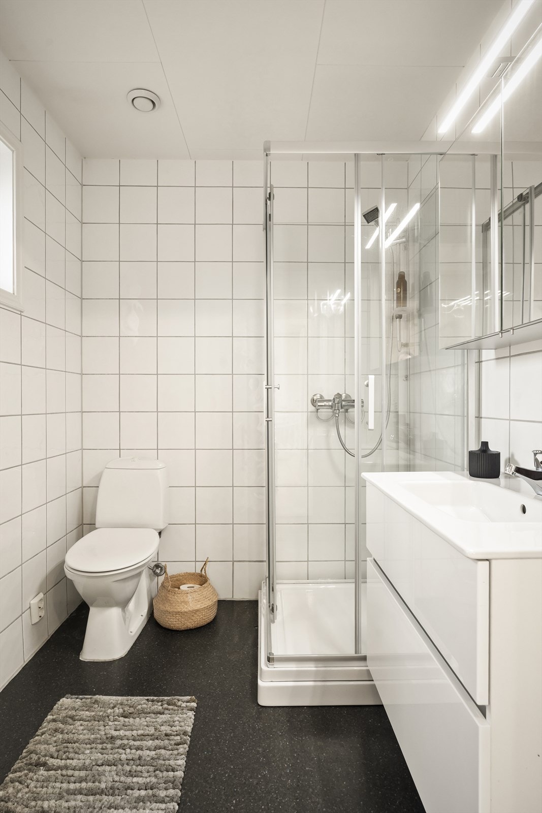 Boligen har i alt tre bad, ett i hver etasje. Galleribilde