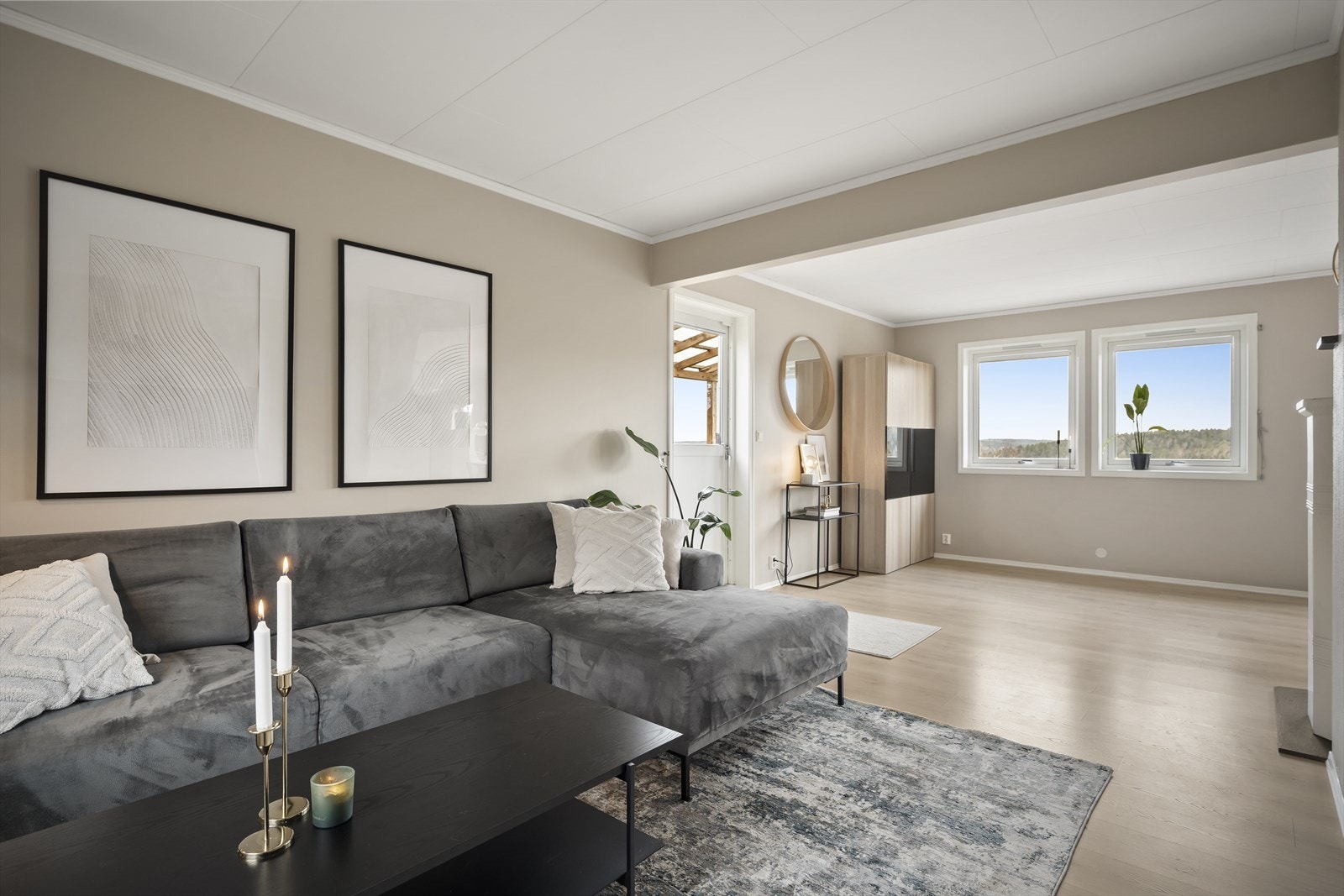 Romslig stue med flere naturlige soner. Galleribilde