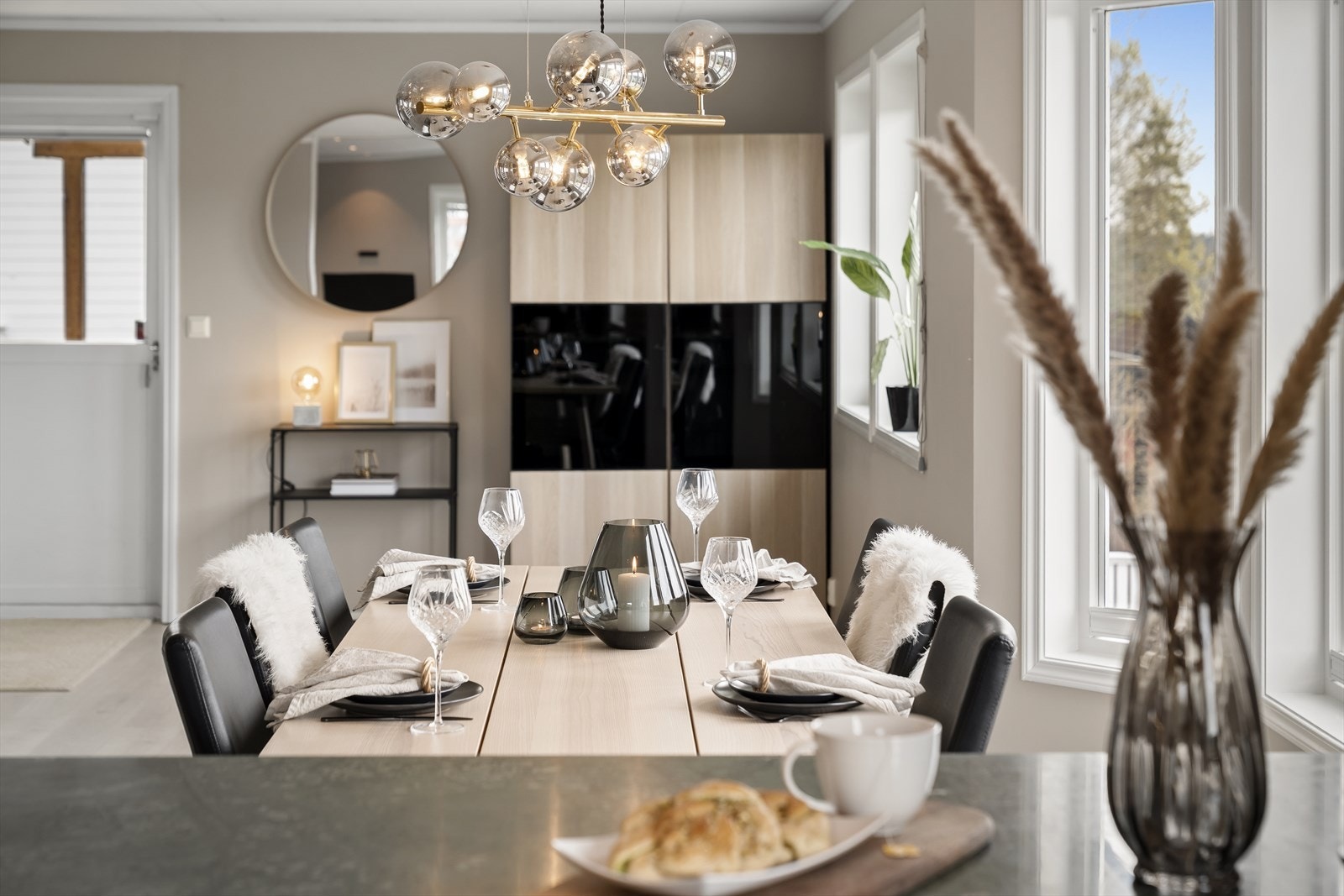 Naturlig spisestuesone i åpen løsning. Galleribilde