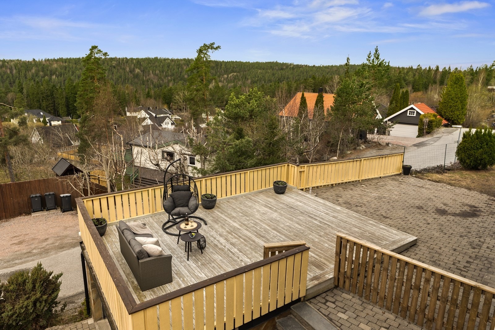 Her sitter du høyt og fritt med flott utsikt over skogkledde åser. Galleribilde