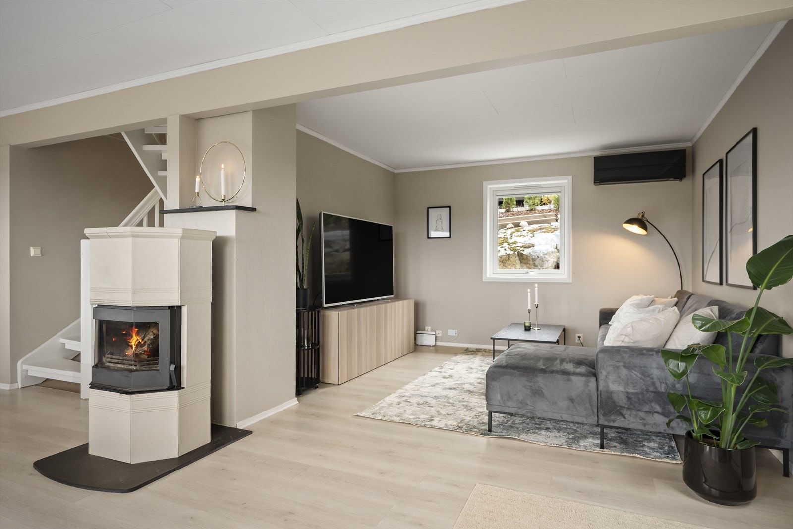 Det er installert en flott peis som varmer godt på kaldere dager og bidrar ellers med hygge når den er i bruk, samt en sort varmepumpe som sørger for jevn innetemperatur. Galleribilde