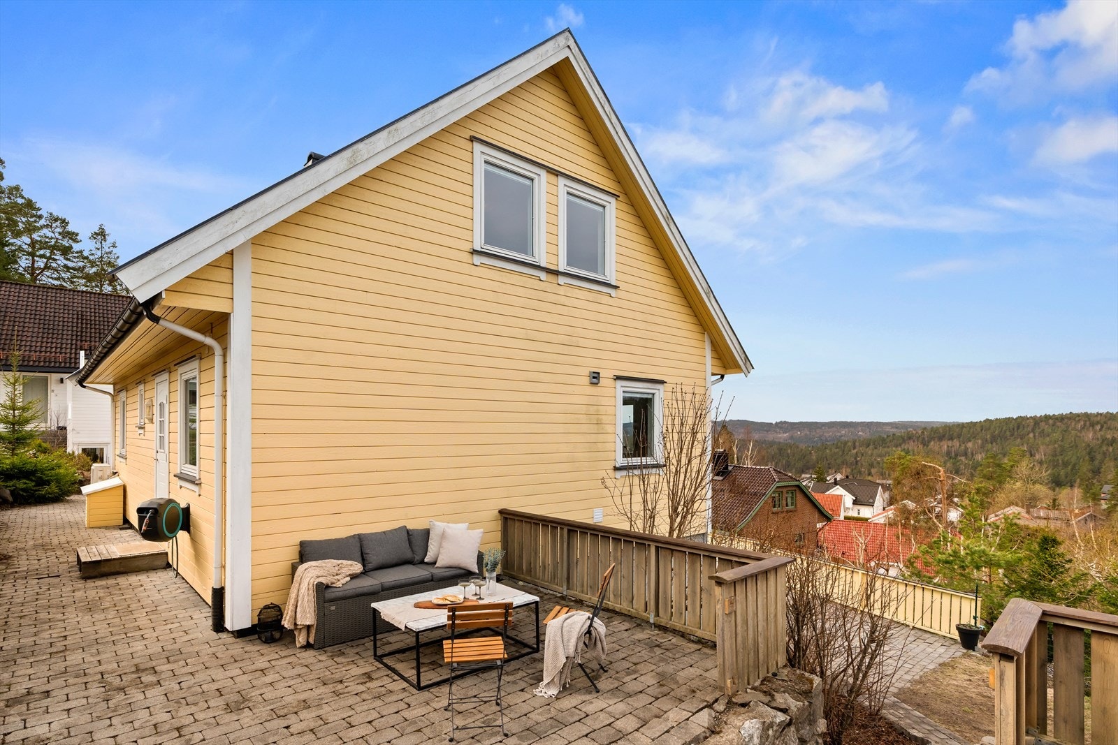 Flere uteplasser gir sol fra morgen til kveld på sommerstid. Galleribilde