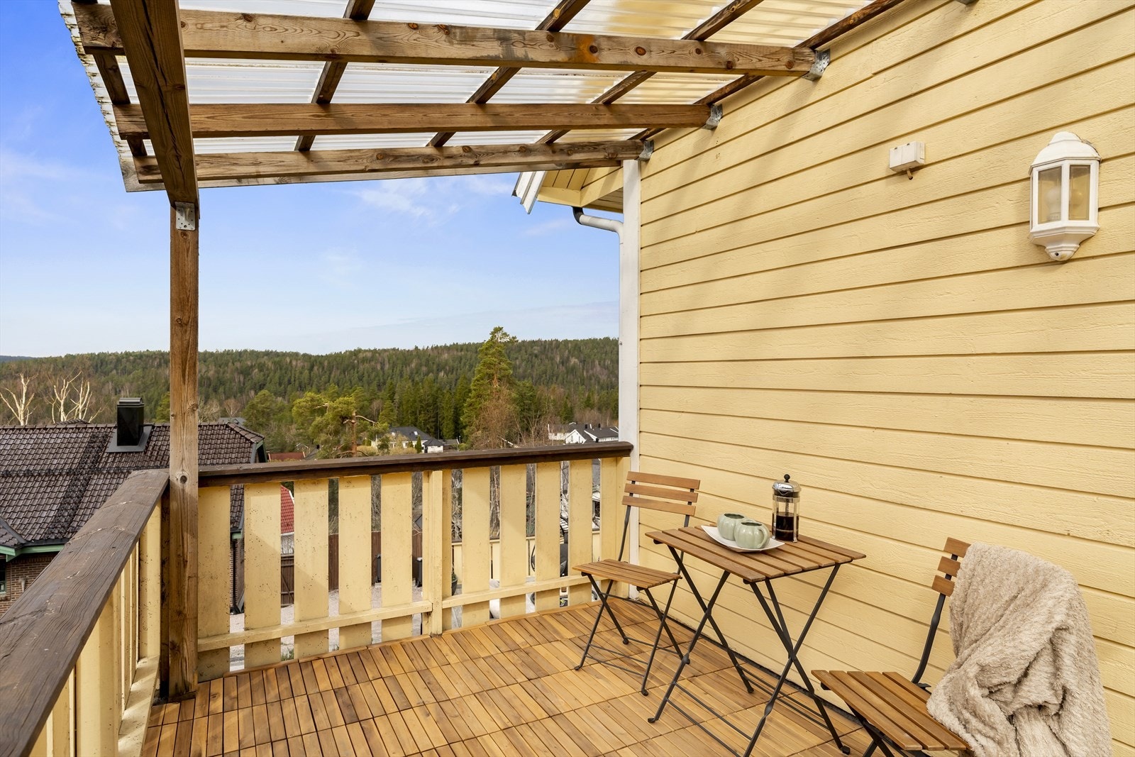 Fra stuen har du utgang til sydvendt terrasse med overbygg. Galleribilde