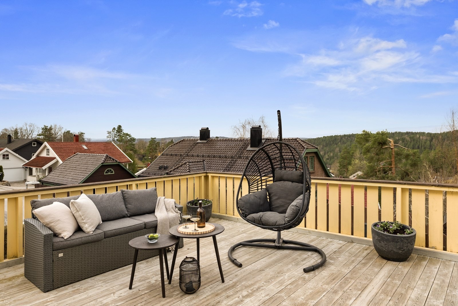 Vestvendt terrasse med gode solforhold store deler av dagen. Galleribilde