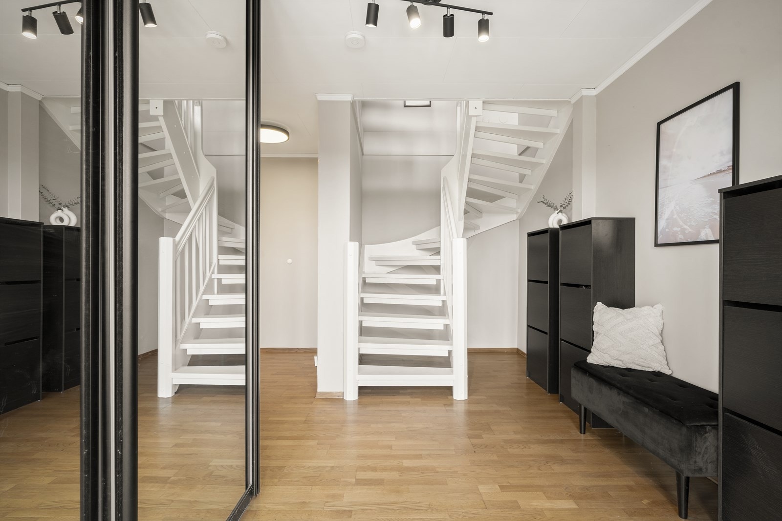 Romslig hall med skyvedørsgarderobe med speilfronter og ellers plass til kommode eller lignende. Galleribilde