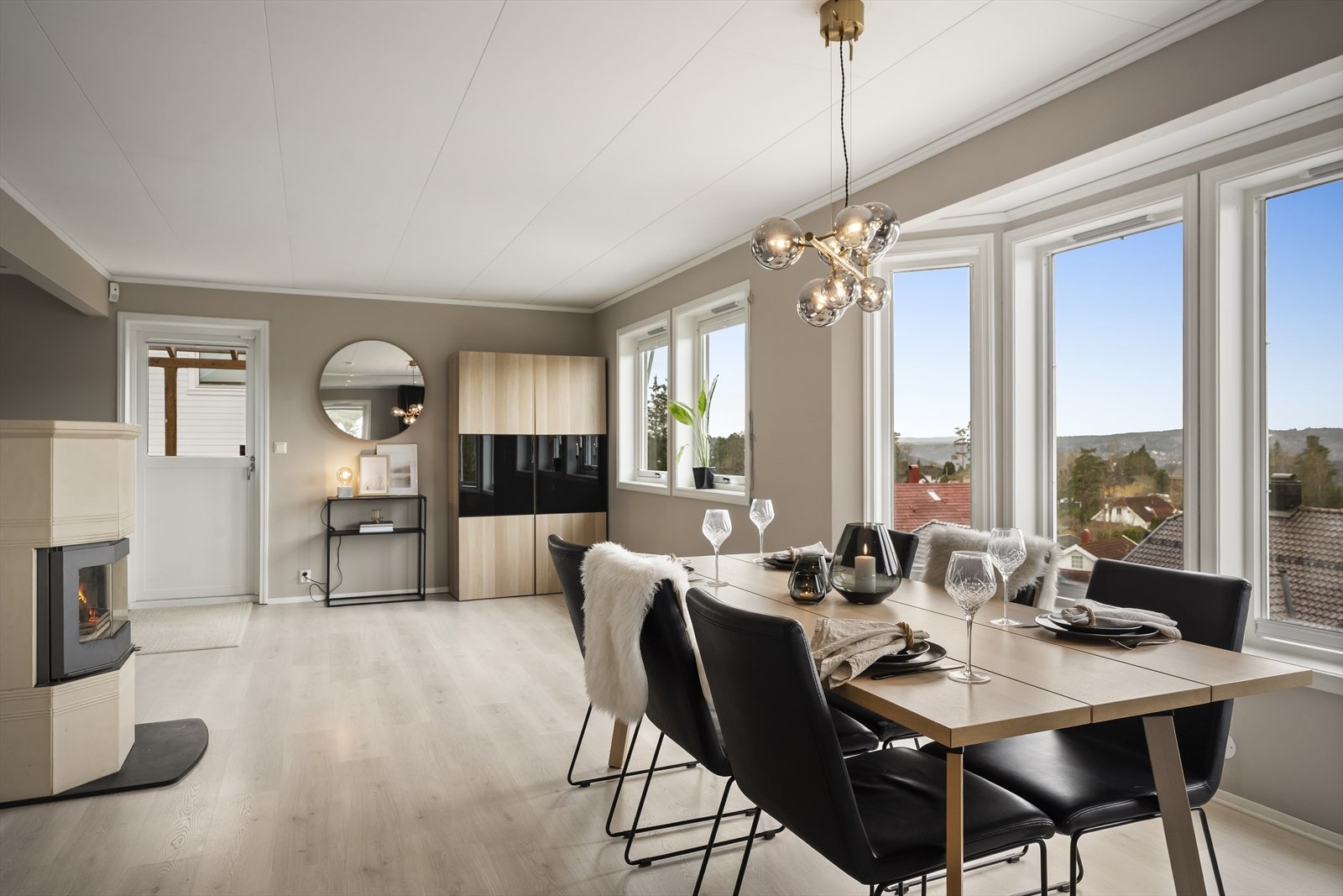 Åpen og sosial løsning med flott utsikt over åsene. Galleribilde