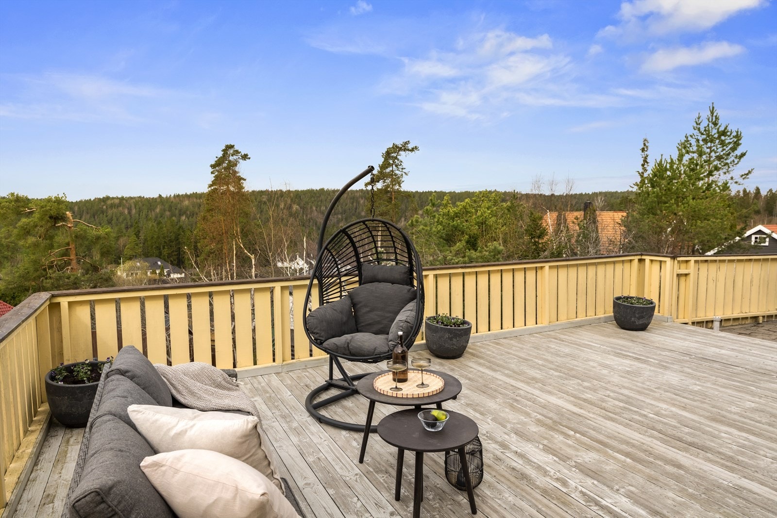 Romslig markterrasse - perfekt for utemøbler og sosiale sammenkomster. Galleribilde