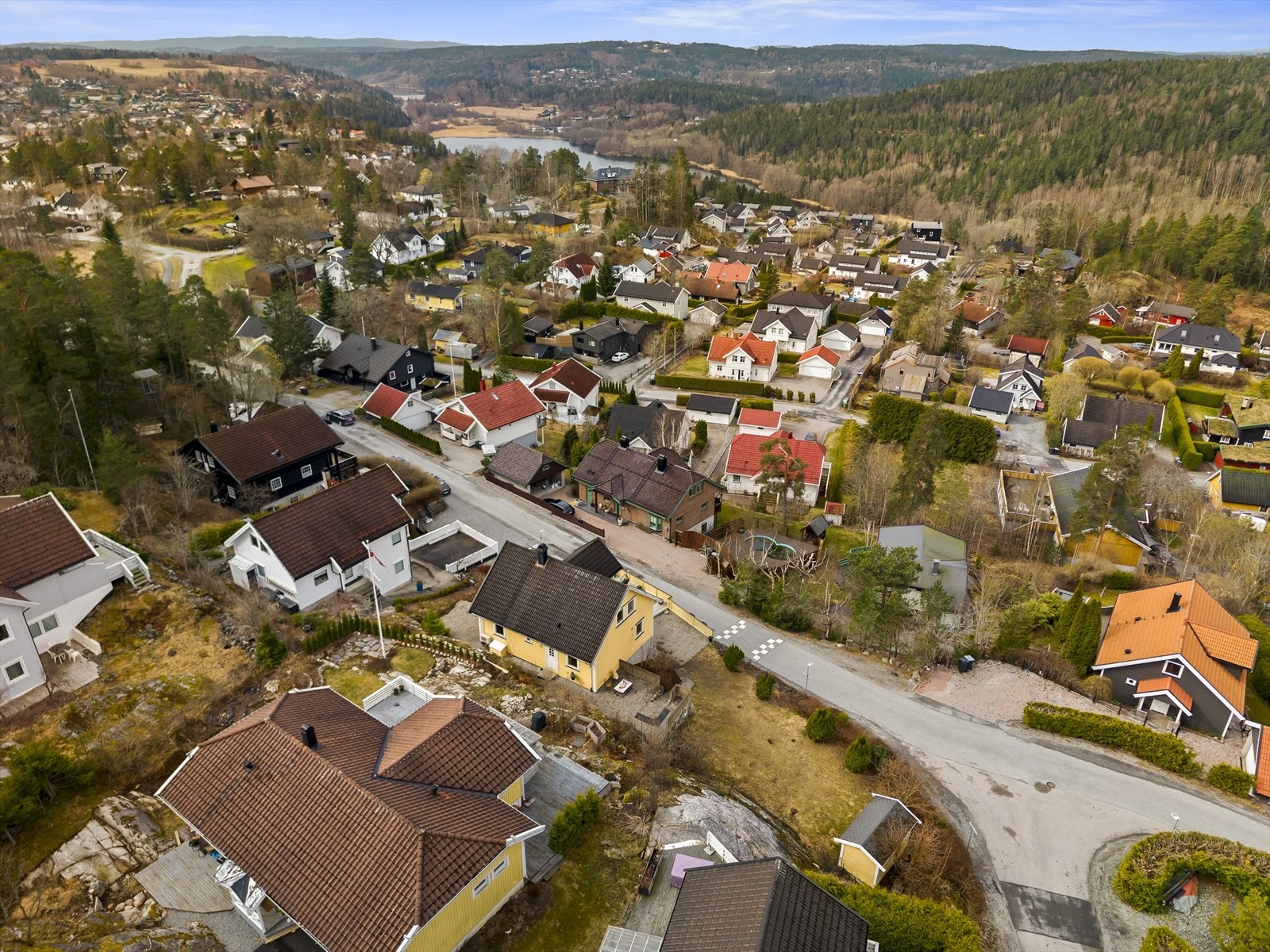 Gangavstand til Vinterbro senter med et bredt servicetilbud.
Kort vei til badeplasser, idrettsanlegg og fritidsaktiviteter. Galleribilde