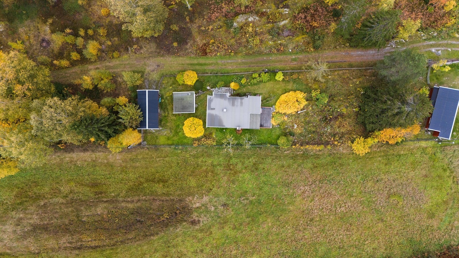 I tillegg er det gode parkeringsmuligheter i egen garasje på 17 m² med innlagt strøm. Galleribilde