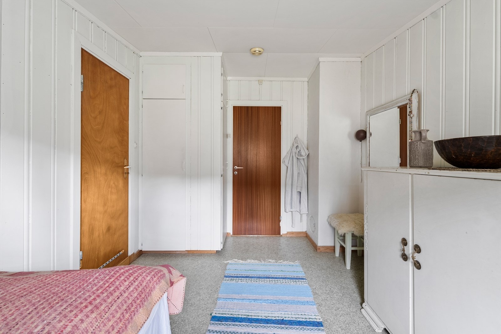 Her er det rikelig med plass til dobbeltseng, nattbord og garderobeløsninger - alt ettersom behov. Galleribilde