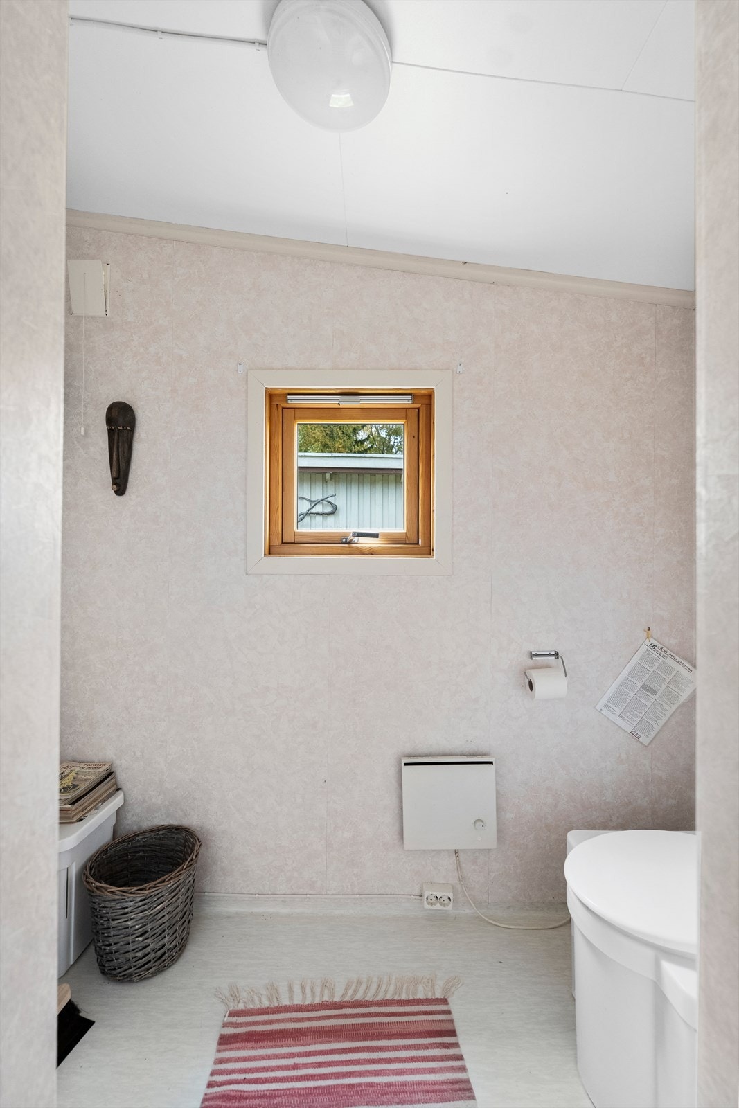 I tilknytning til entréen finnes det et praktisk toalettrom med gulvmontert toalett og opplegg for vaskemaskin. Galleribilde