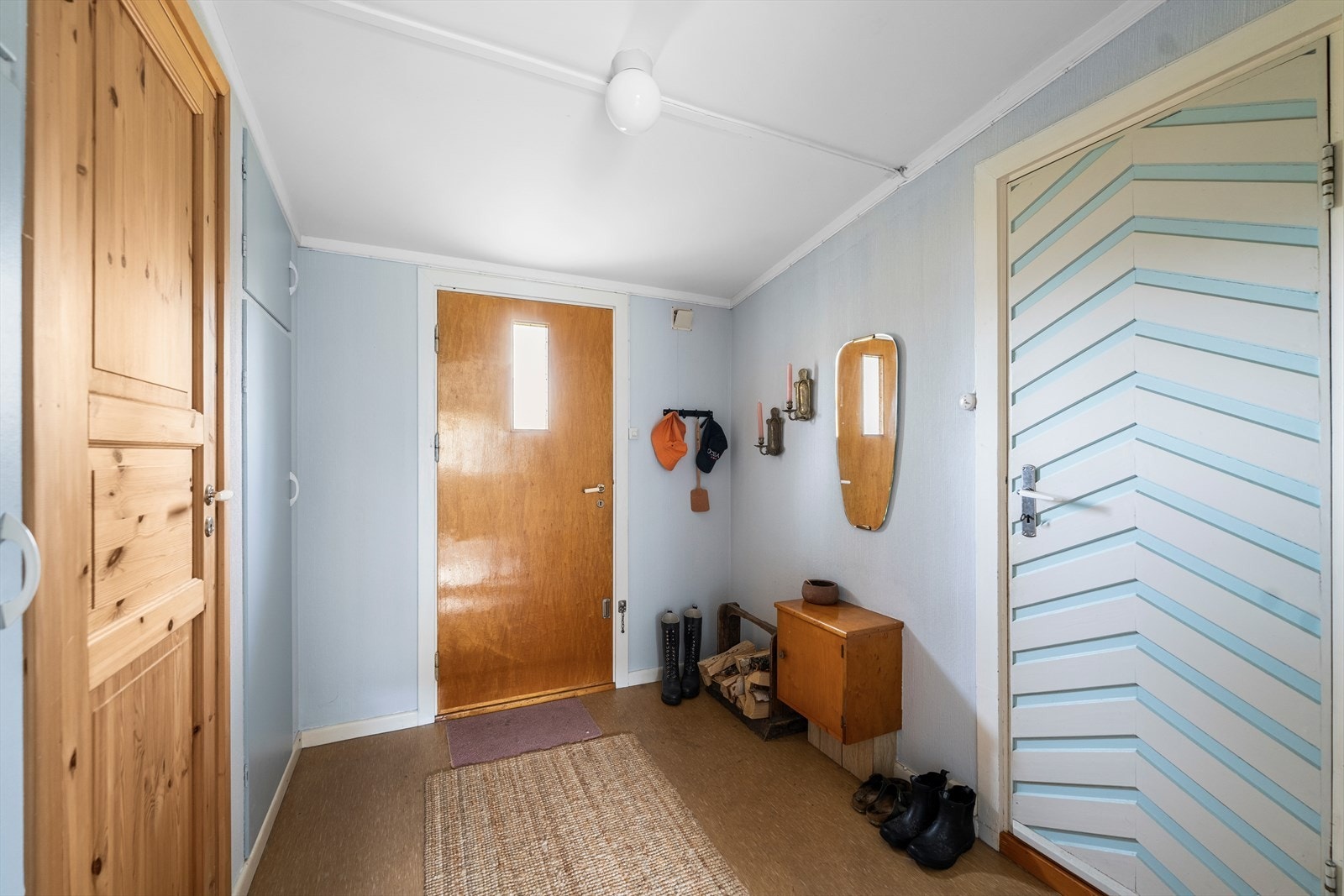 Velkommen inn til en romslig entré med god plass til oppbevaring av yttertøy og sko. Galleribilde