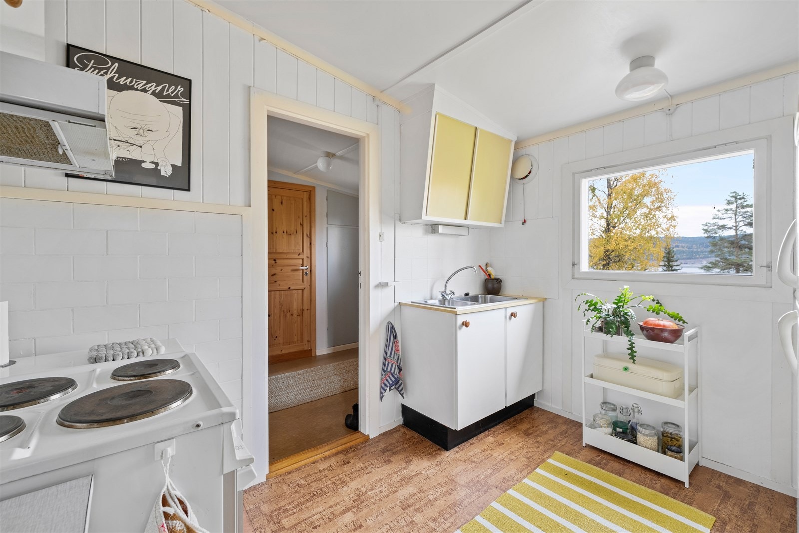 Kjøkkenventilator med avtrekk rett ut sikrer god utlufting under matlaging. Galleribilde