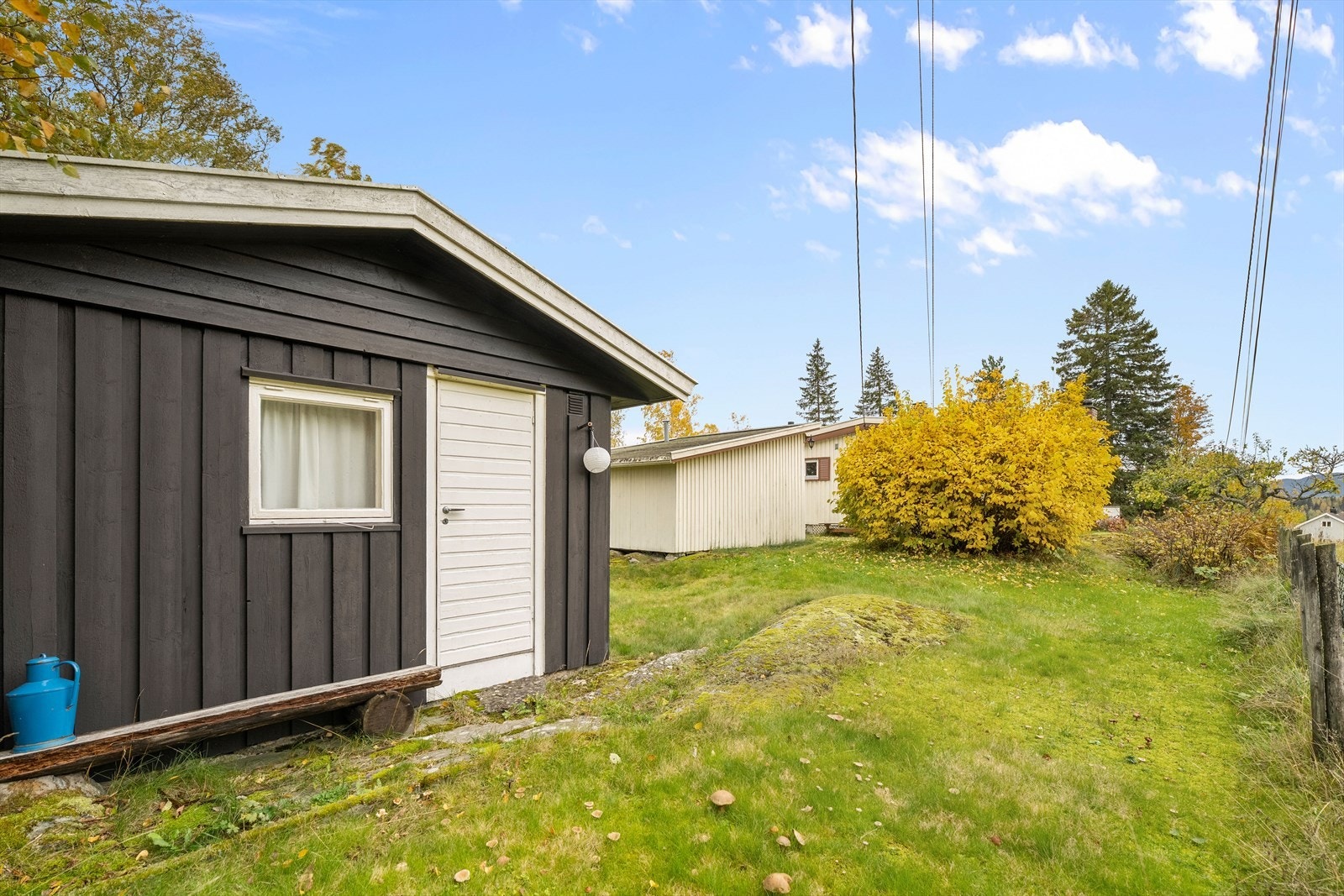 Boligen har en ekstern bod på 15 m² fra 1957, som gir rikelig med lagringsplass. Galleribilde