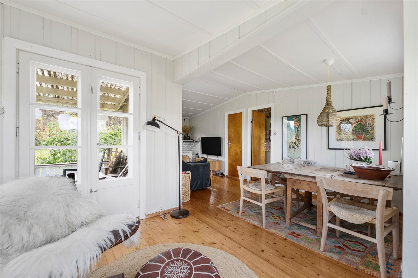 Fra stuen er det direkte utgang til den romslige, sørvendte terrassen. Galleribilde