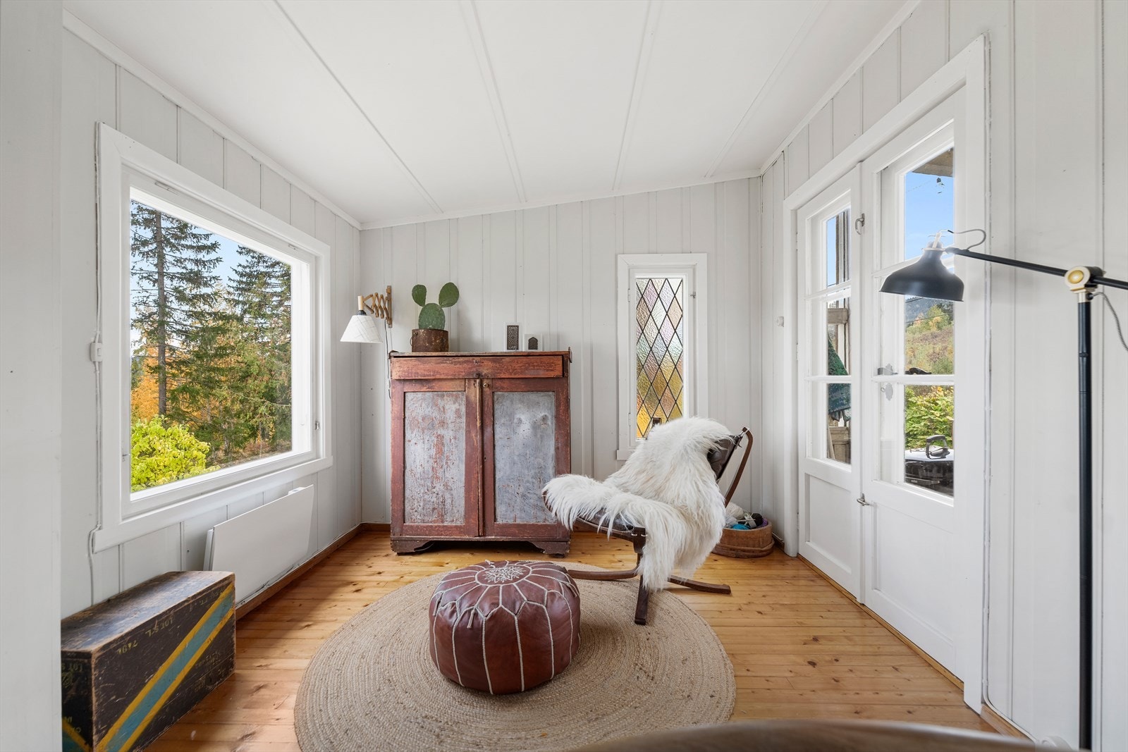En lys og hyggelig krok i stuen, perfekt som lesehjørne eller spisestue. Galleribilde
