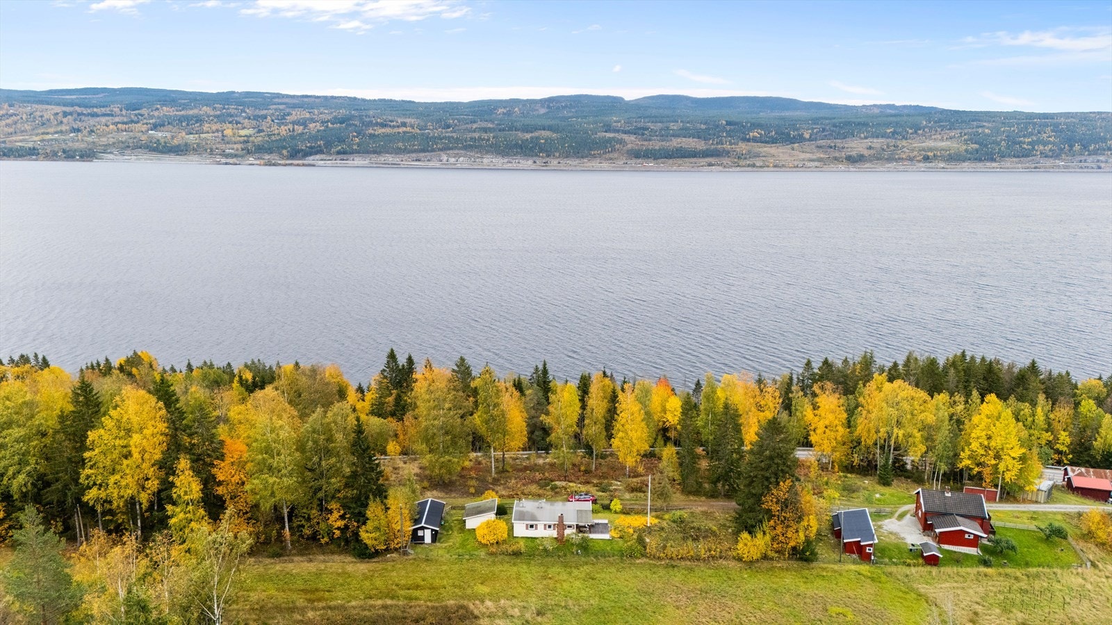 Fra boligen har man idyllisk utsikt mot Mjøsa. Galleribilde