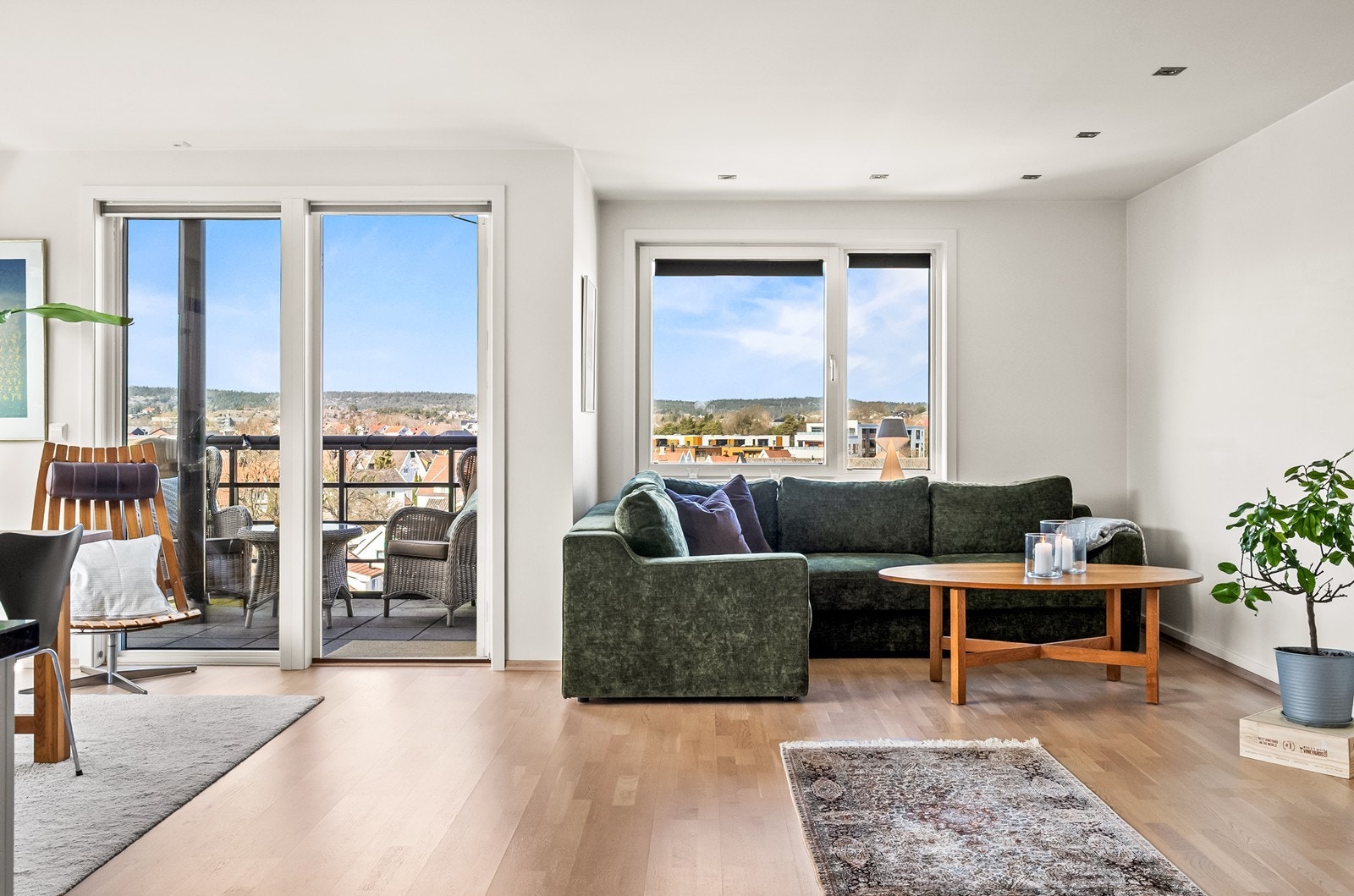 Gjennomgående parkett og malte, slette vegger gir et helhetlig og rent uttrykk. Det er muligheter for soverom nr. 2 i stuen der hvor sofaen er Galleribilde