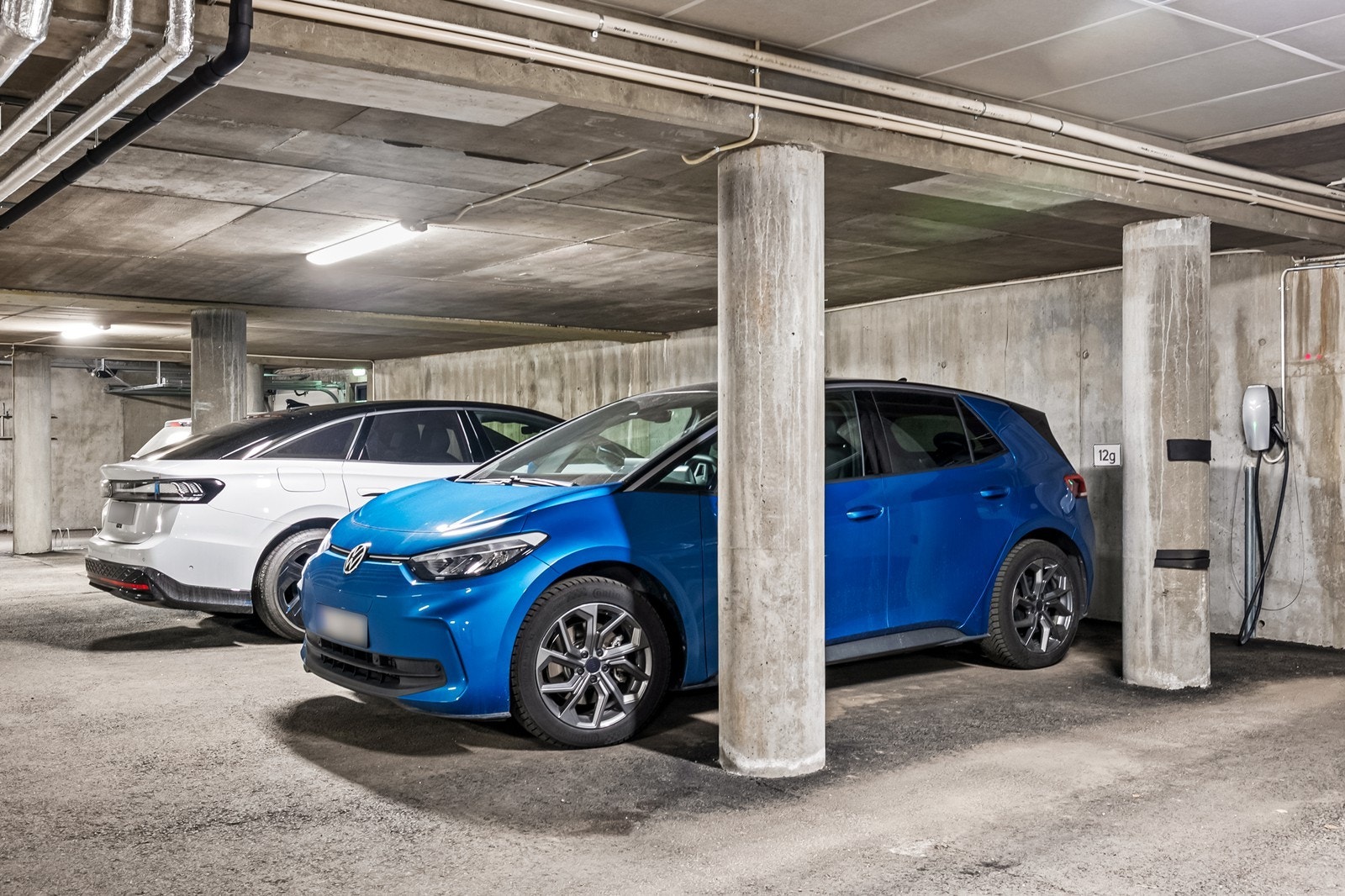 Med leiligheten følger én parkeringsplass med elbillader, og en bod på ca. 6 m² i felles kjelleranlegg. Galleribilde