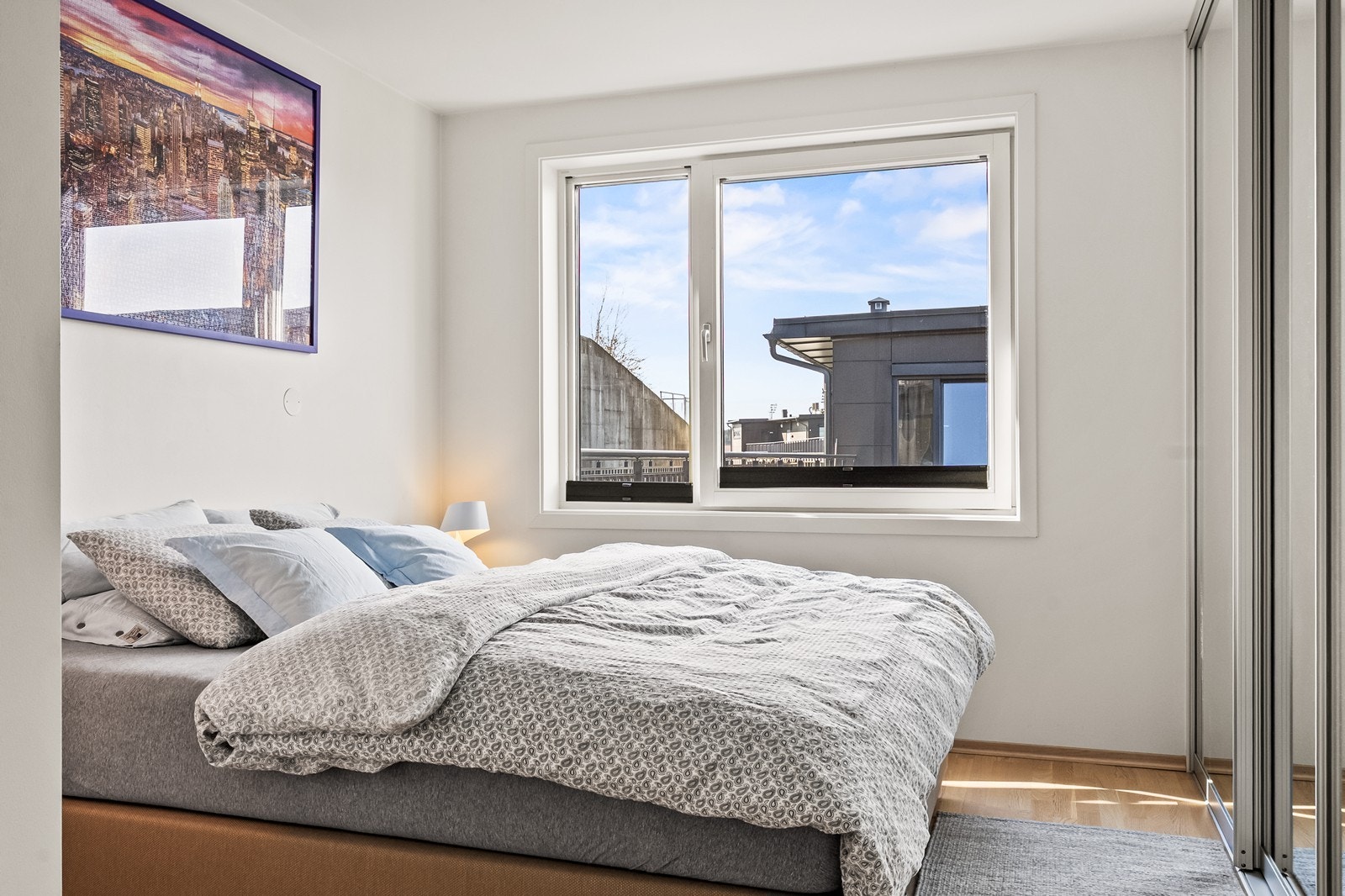 Soverom med god plass til dobbeltseng og garderobe. Galleribilde
