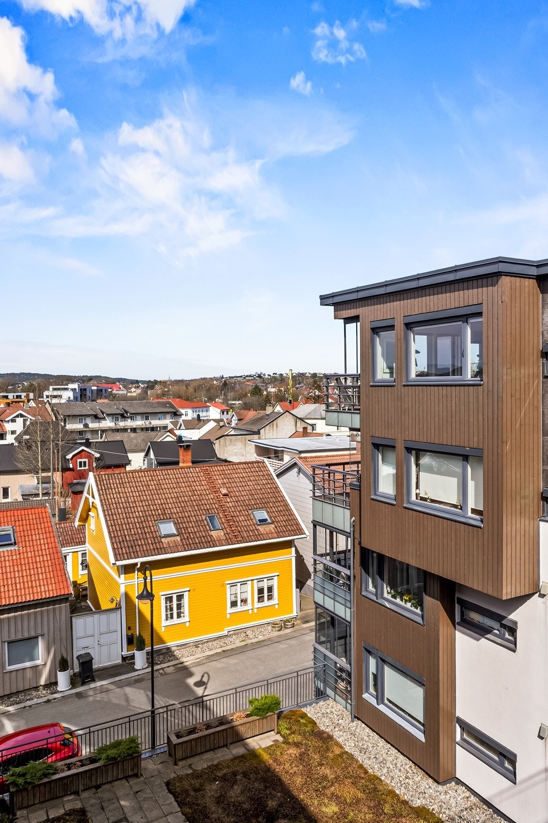 Utsikt fra leiligheten mot den omkringliggende bebyggelsen. Galleribilde