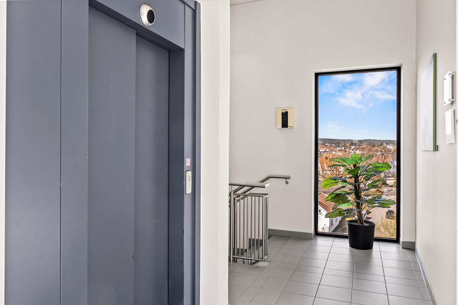 Bygget har heis, som gir enkel adkomst til leiligheten og fellesarealer. Galleribilde