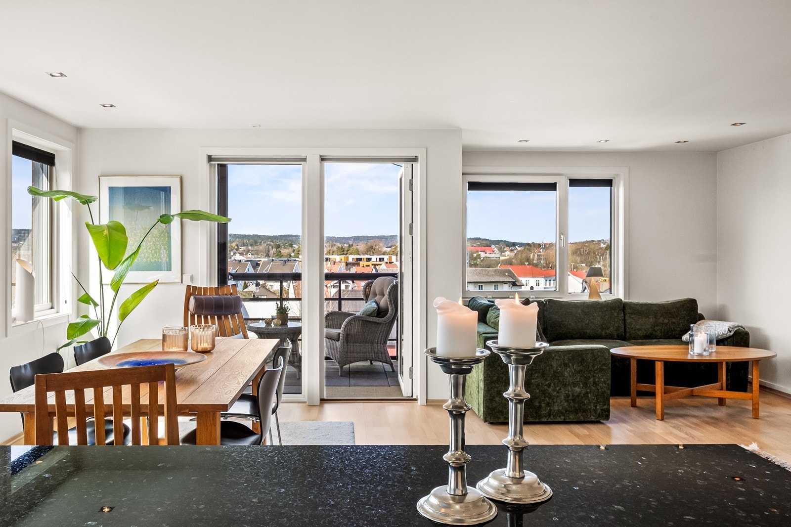 Den åpne løsningen gir en god romfølelse og fleksible møbleringsmuligheter for både spiseplass og sofagruppe Galleribilde