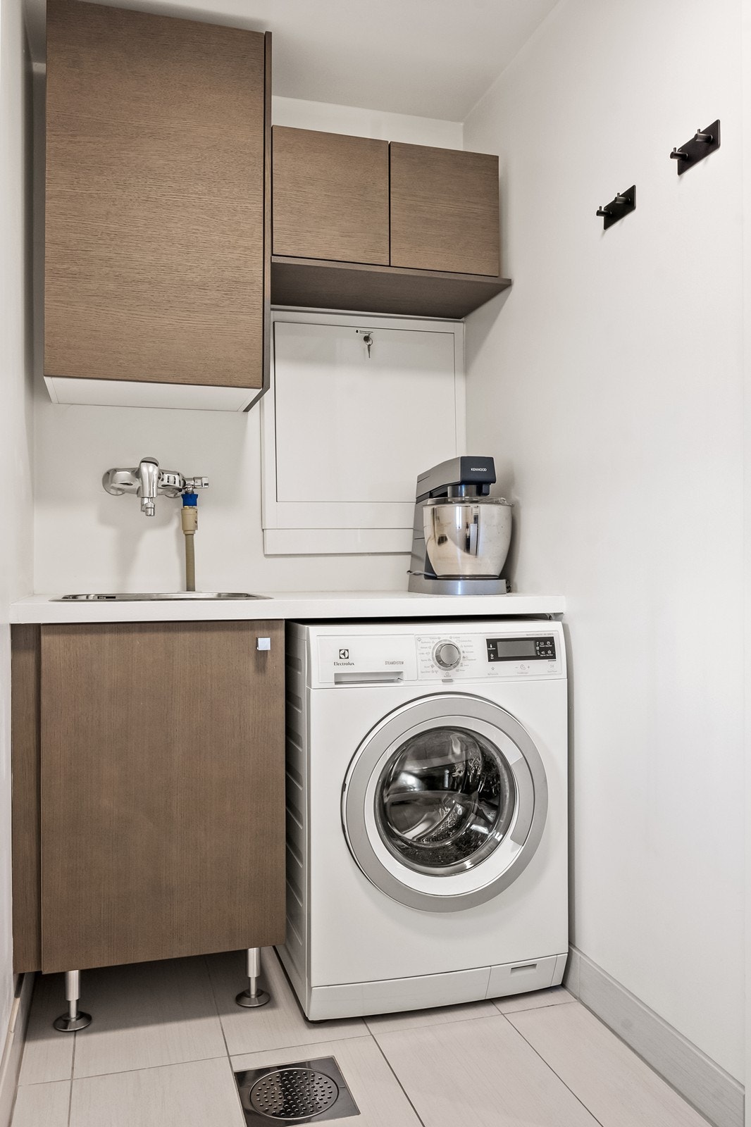 Praktisk bod/vaskerom med flislagt gulv, vannbåren varme, utslagsvask og opplegg for vaskemaskin. Galleribilde
