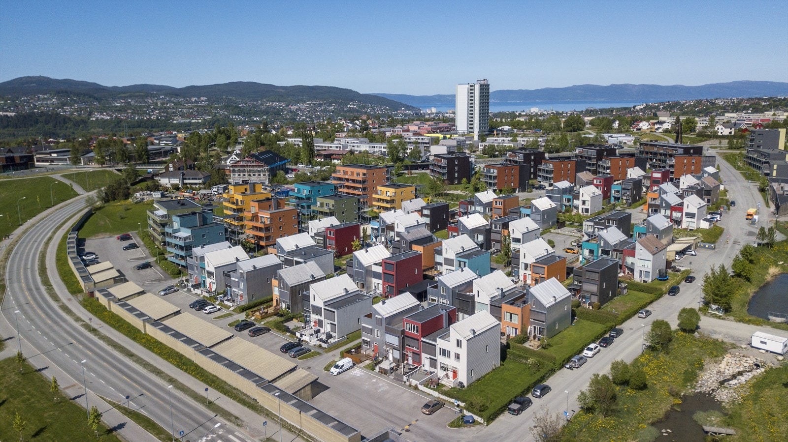 Risvollan senter ligger kun få minutters gange fra leiligheten, hvor du blant annet finner legesenter, apotek og dagligvarekjeden Coop Extra. Det er videre kort vei til Bunnpris Stubban. Galleribilde