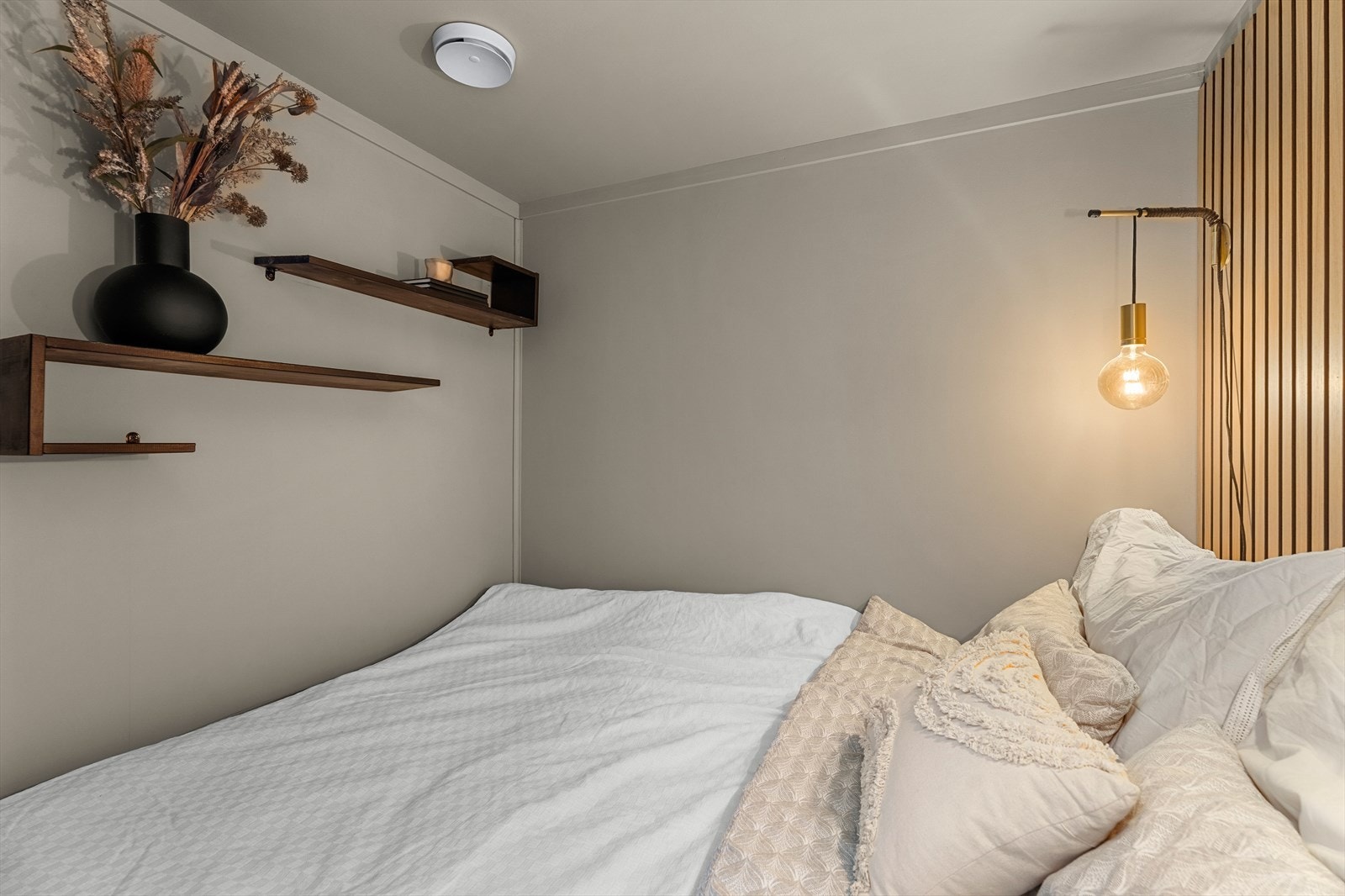 Hjemmet har en smart sovealkove. Her har man god plass til dobbeltseng. Galleribilde