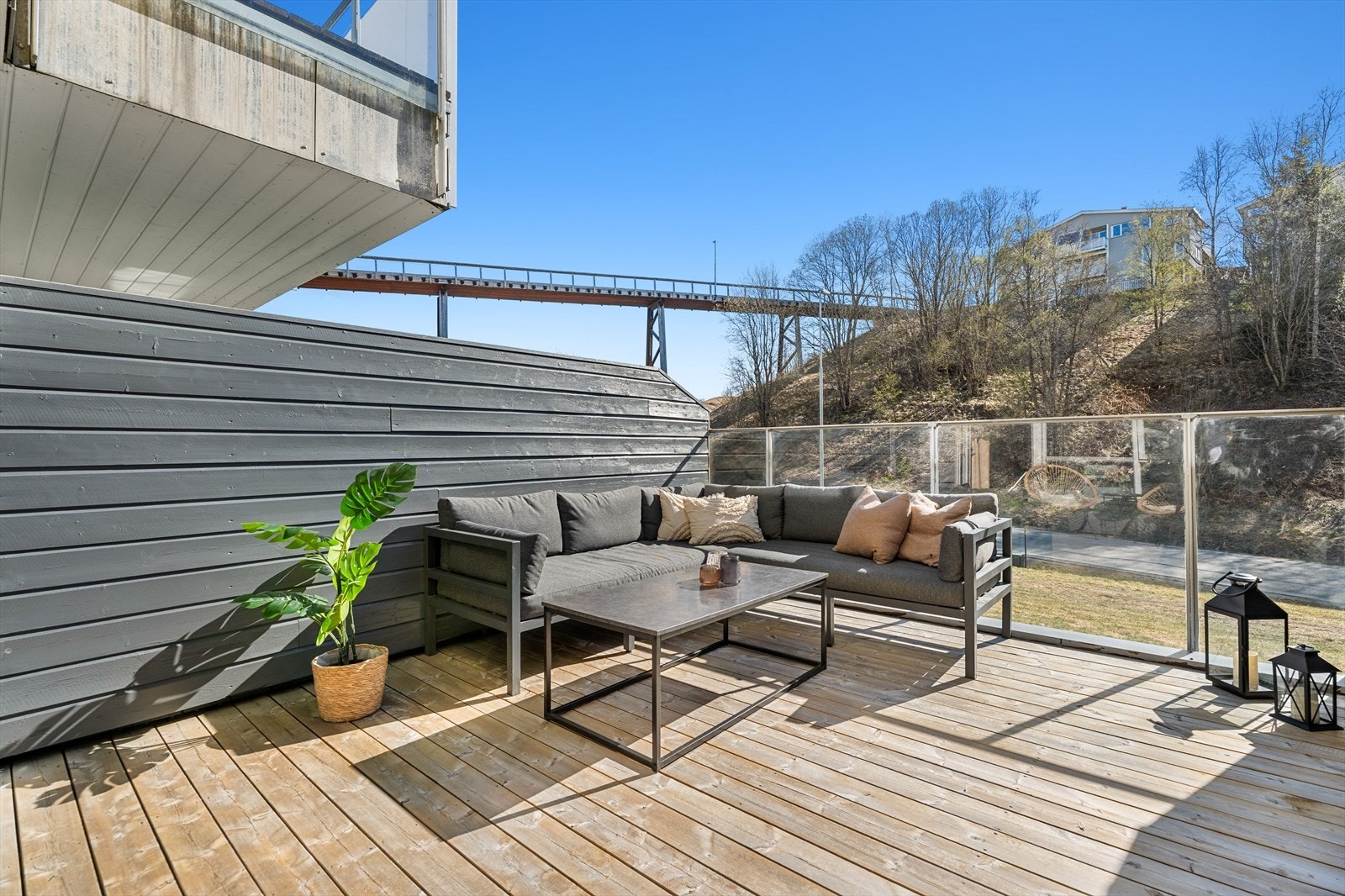Terrassen er sørvestvendt og har god plass til en koselig sittegruppe og flere møbleringssoner om ønskelig. På sommerhalvåret har man sol fra formiddag til kveld ifølge selger, så her kan varme sommerdager utnyttes til det fulle. Galleribilde