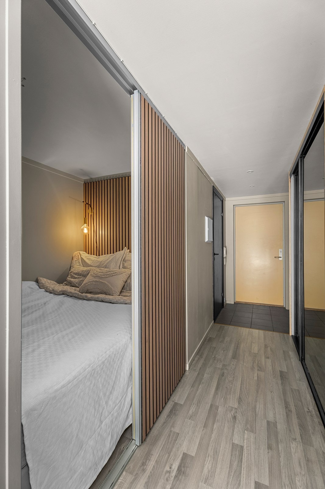 Her kommer man inn til en lys og stor entré med garderobeskap langs veggen for en optimal utnyttelse av oppbevaringsplass av yttertøy og sko. Galleribilde