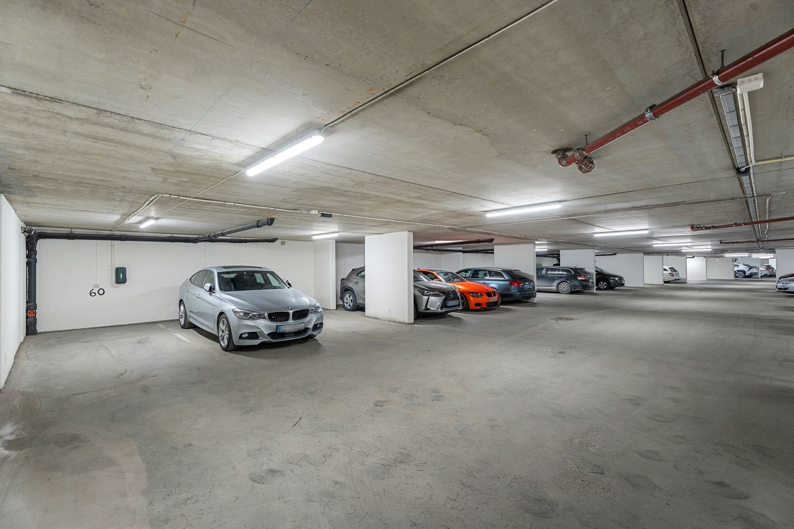 Leiligheten har egen plass i parkeringskjeller med elbillader. Og i tillegg har leiligheten en bod. Galleribilde