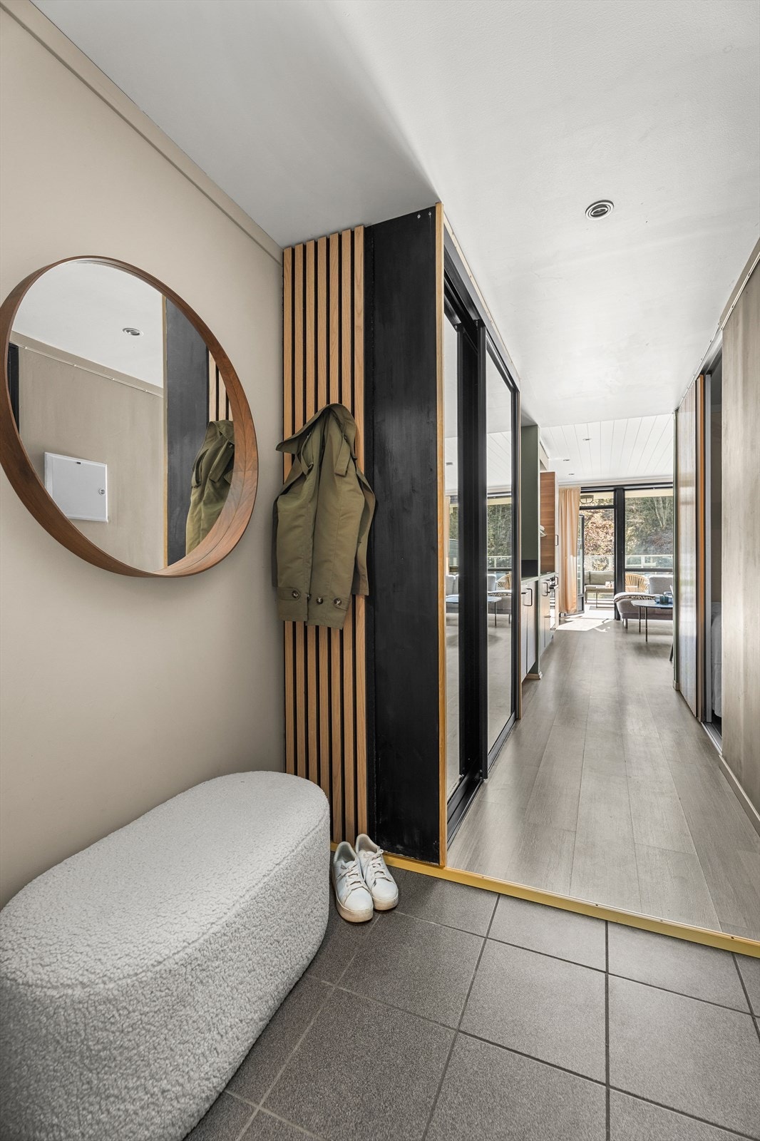 Her kommer man inn til en lys og stor entré med garderobeskap langs veggen for en optimal utnyttelse av oppbevaringsplass av yttertøy og sko. Galleribilde