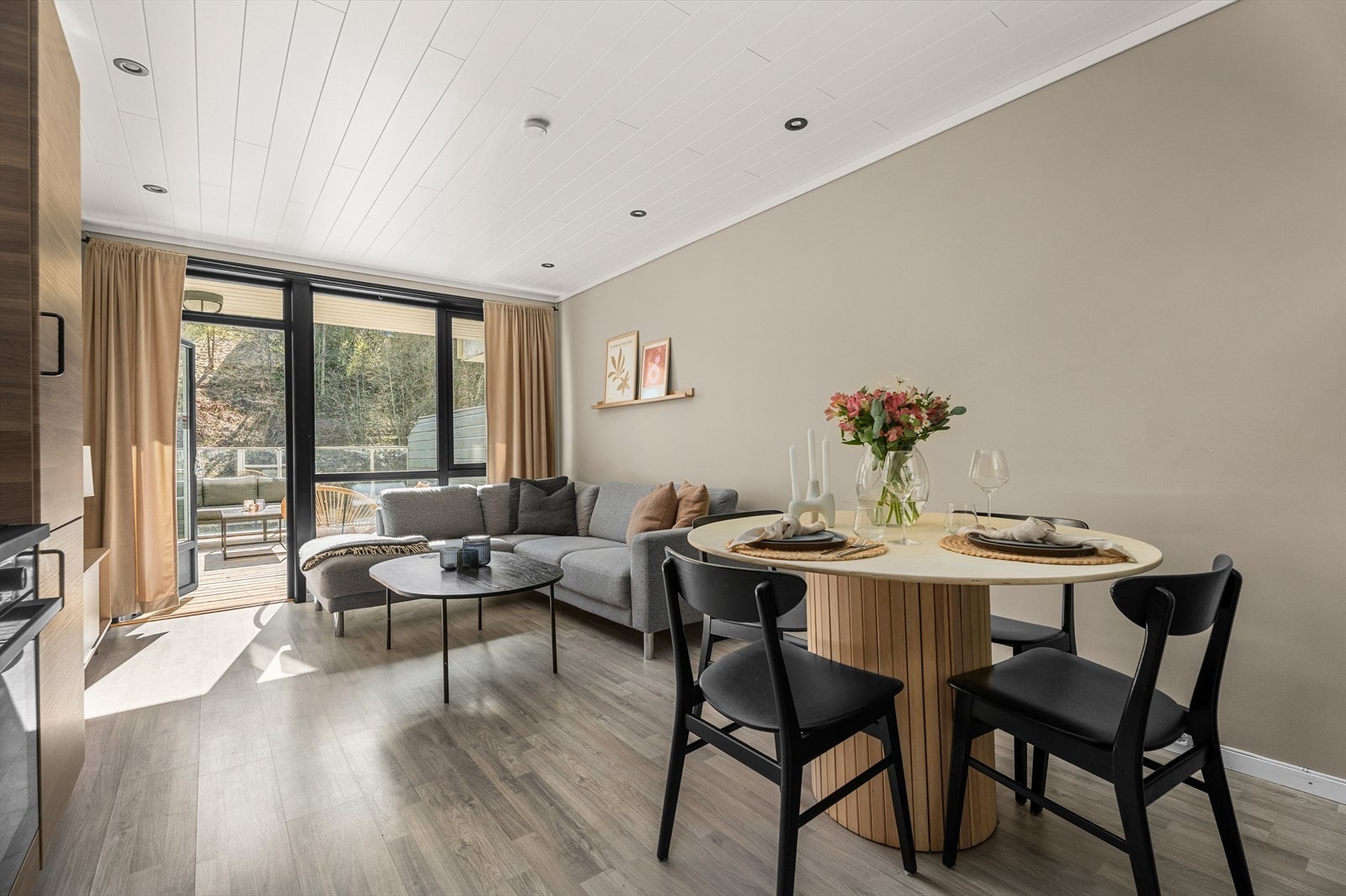 Velkommen til Bratsbergvegen 112! Heimdal Eiendomsmegling v/Anders W. Steien har gleden av å presentere denne stilrene terrasseleiligheten i en høy 1. etasje fra 2007, beliggende i et veldrevet og rolig borettslag på Stubban. Galleribilde