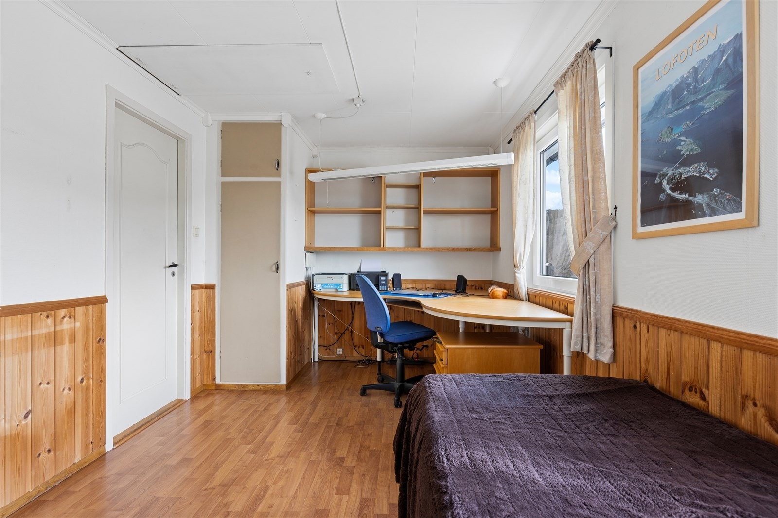 Soverom nummer 2 i hovedetasjen. Her er det også plass til kontor Galleribilde