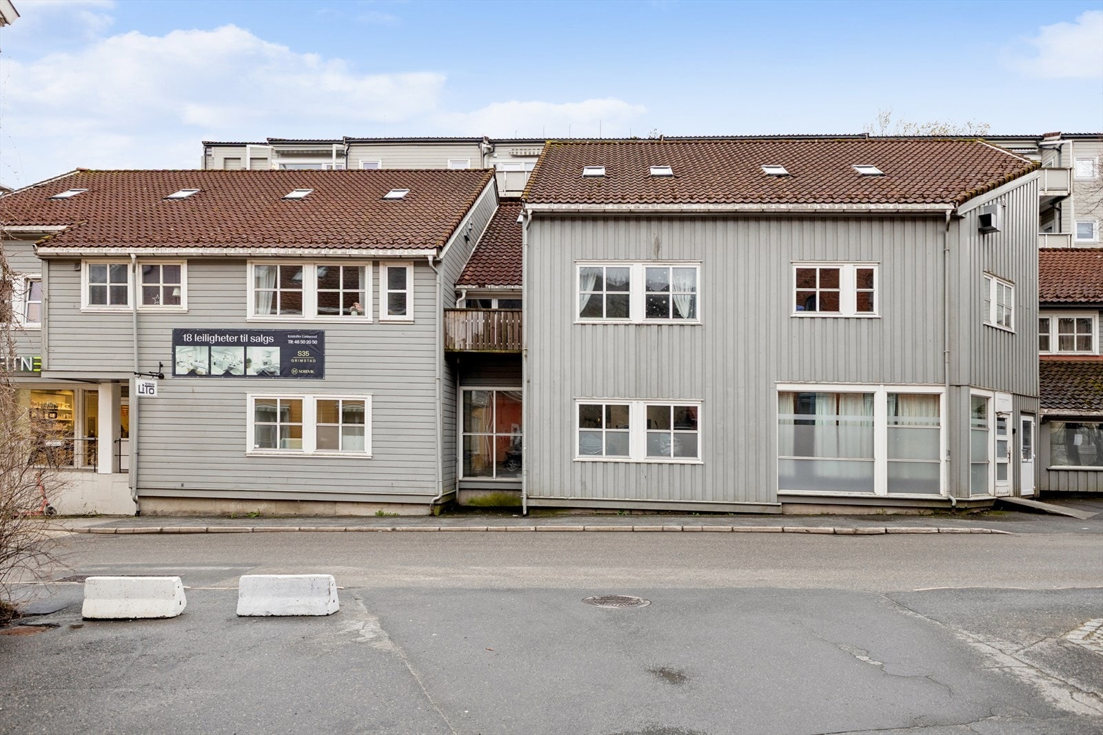 Eiendommen ligger sentralt i Grimstad, med umiddelbar nærhet til byens fasiliteter. Galleribilde