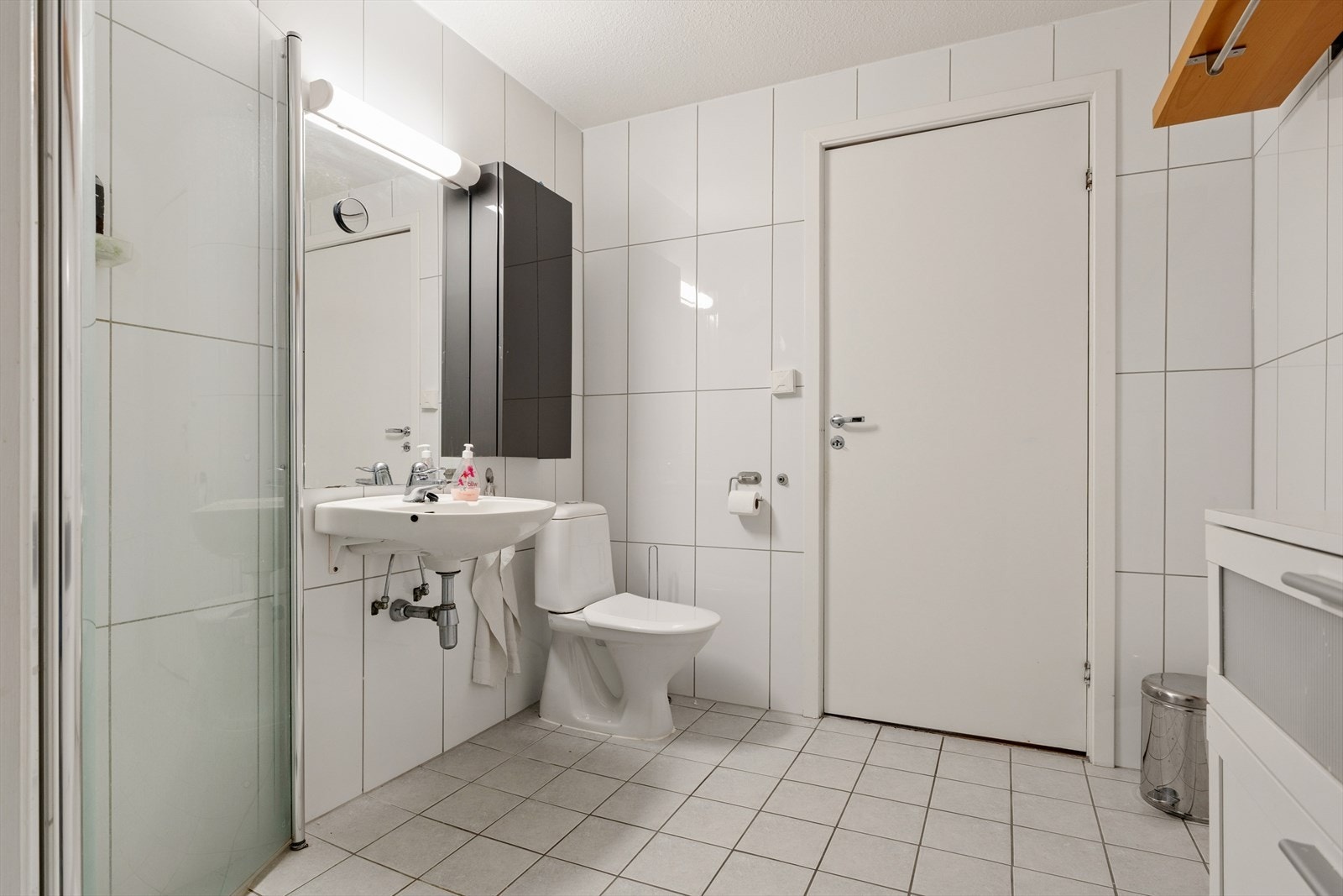 Badet er helfliset og innredet med dusjnisje, servant og toalett. Galleribilde