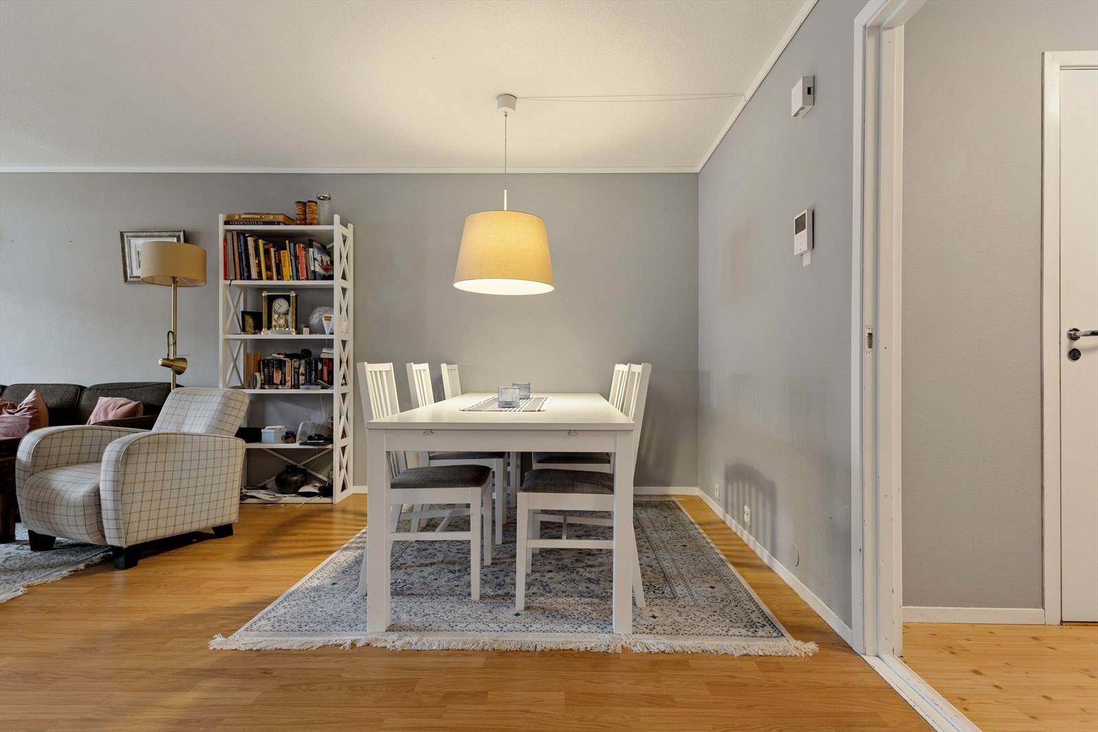 Spisestuen har god plass til et stort spisebord for hyggelige sammenkomster. Galleribilde