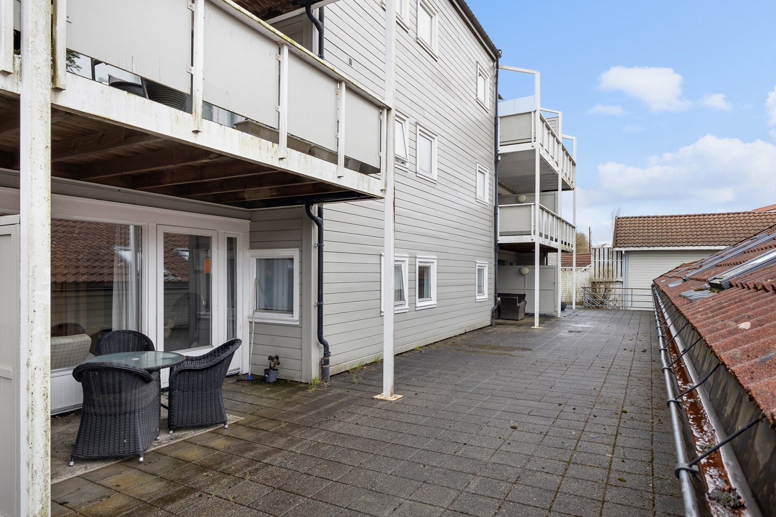 Fellesareal for sameie er opparbeidet med belegningsstein. Galleribilde