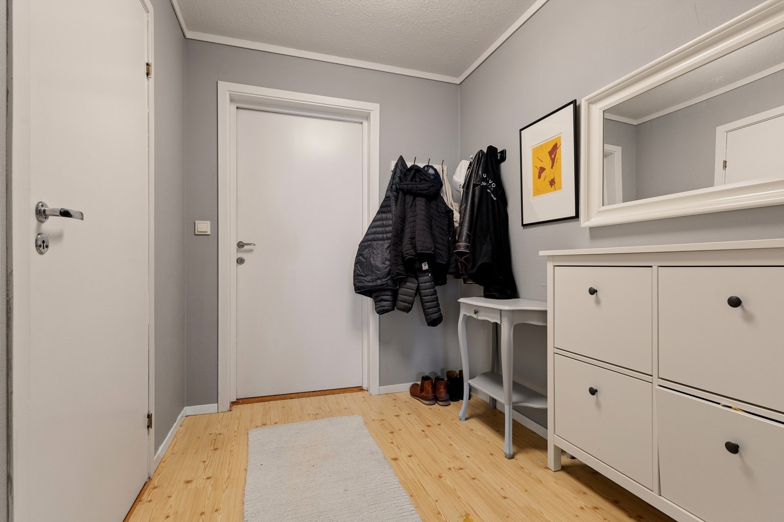 Entréen gir et godt førsteinntrykk og har plass til oppbevaring av yttertøy og sko. Galleribilde