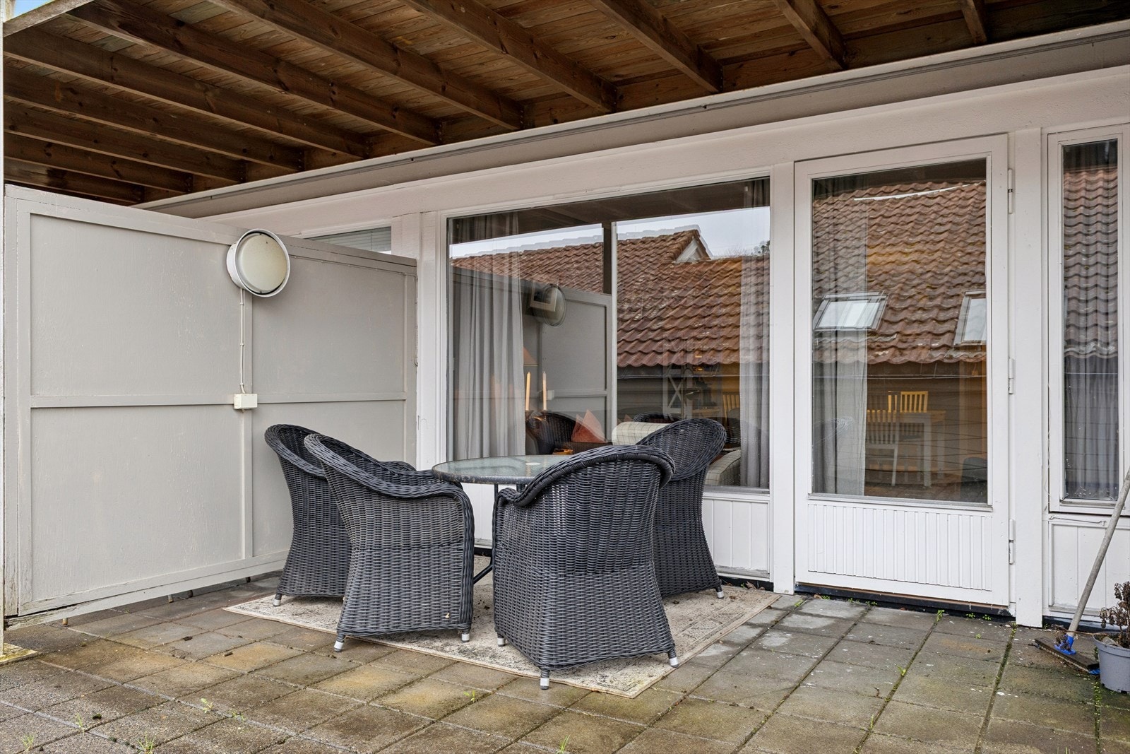 Fra stuen er det utgang til en romslig, privat uteplass. Galleribilde
