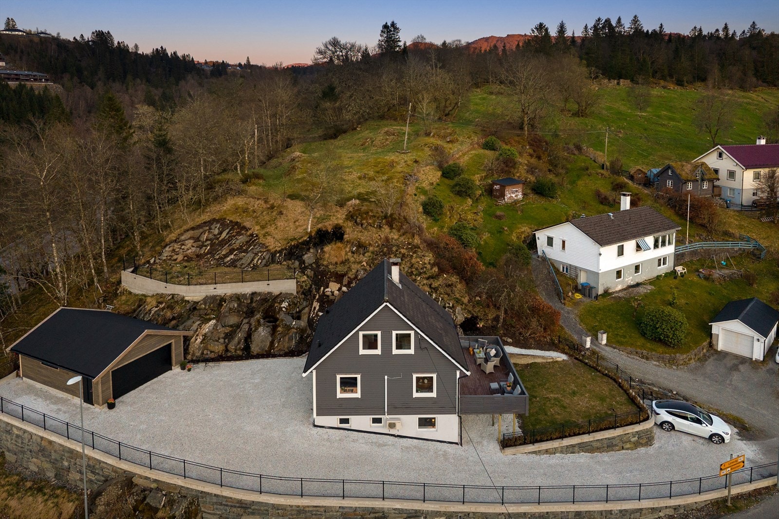 Eiendomsmegler Norge ved Robert Stavenes har gleden av presentere denne fine familieboligen med tilhørende frittstående dobbel garasje på Valestrand. Galleribilde