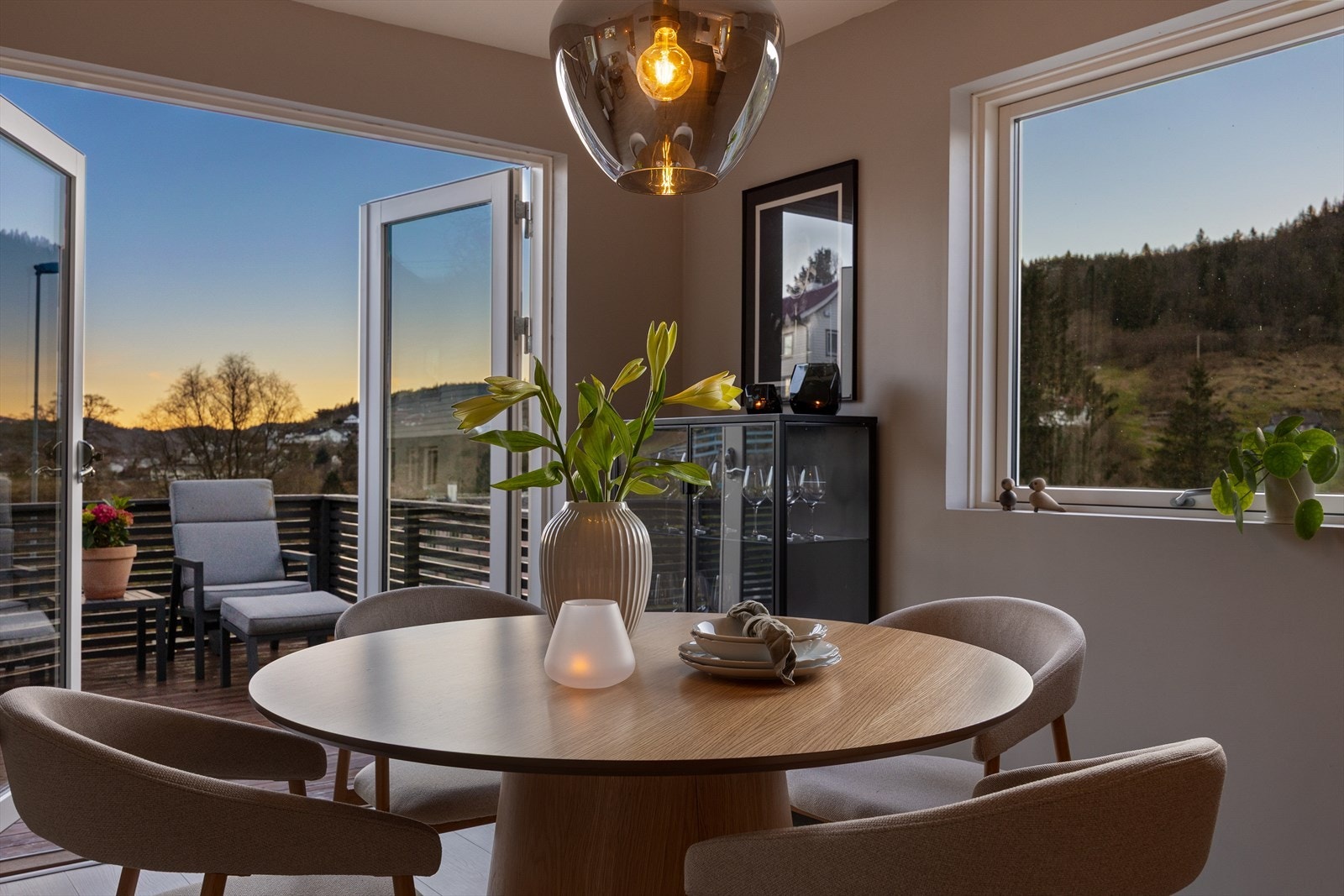 Utgang til solrik terrasse. Galleribilde
