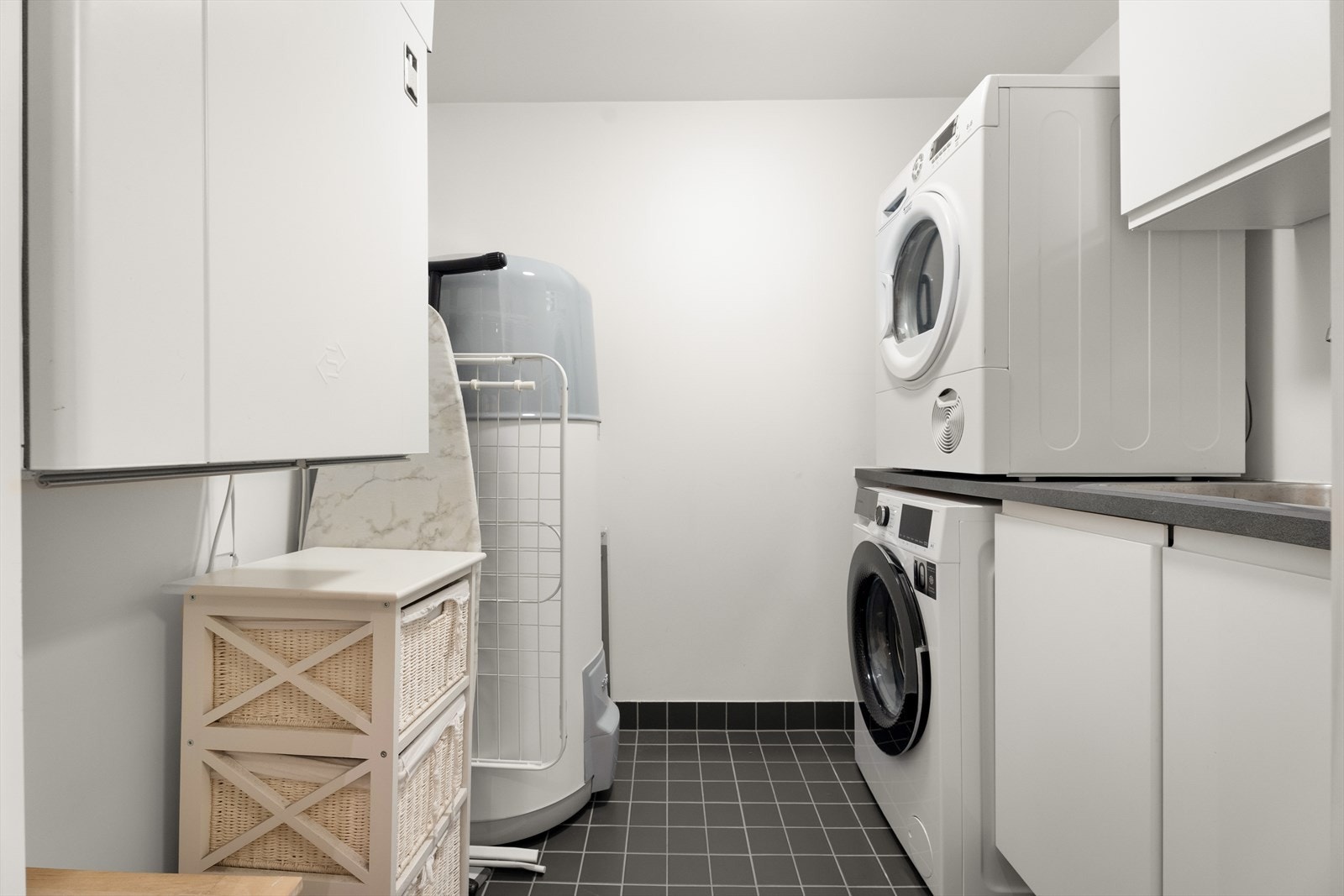 I tilknytning til badet ligger en praktisk vaskeromsdel med opplegg for vaskemaskin, utslagsvask, 180-liters bereder og aggregat for balansert ventilasjon. Galleribilde