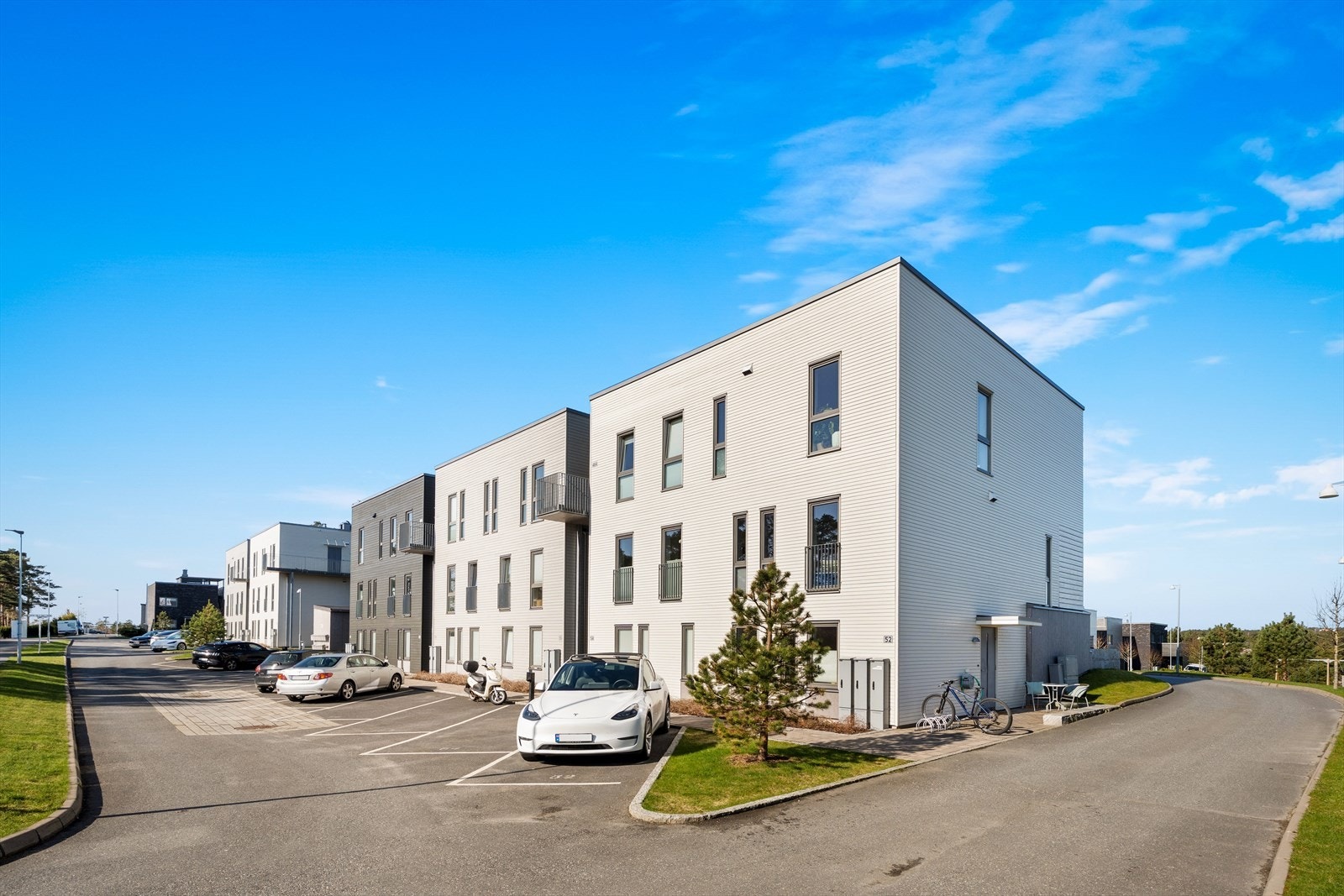 Leiligheten disponerer en utvendig bod på cirka 5 m², som gir praktisk ekstra lagringsplass. Galleribilde