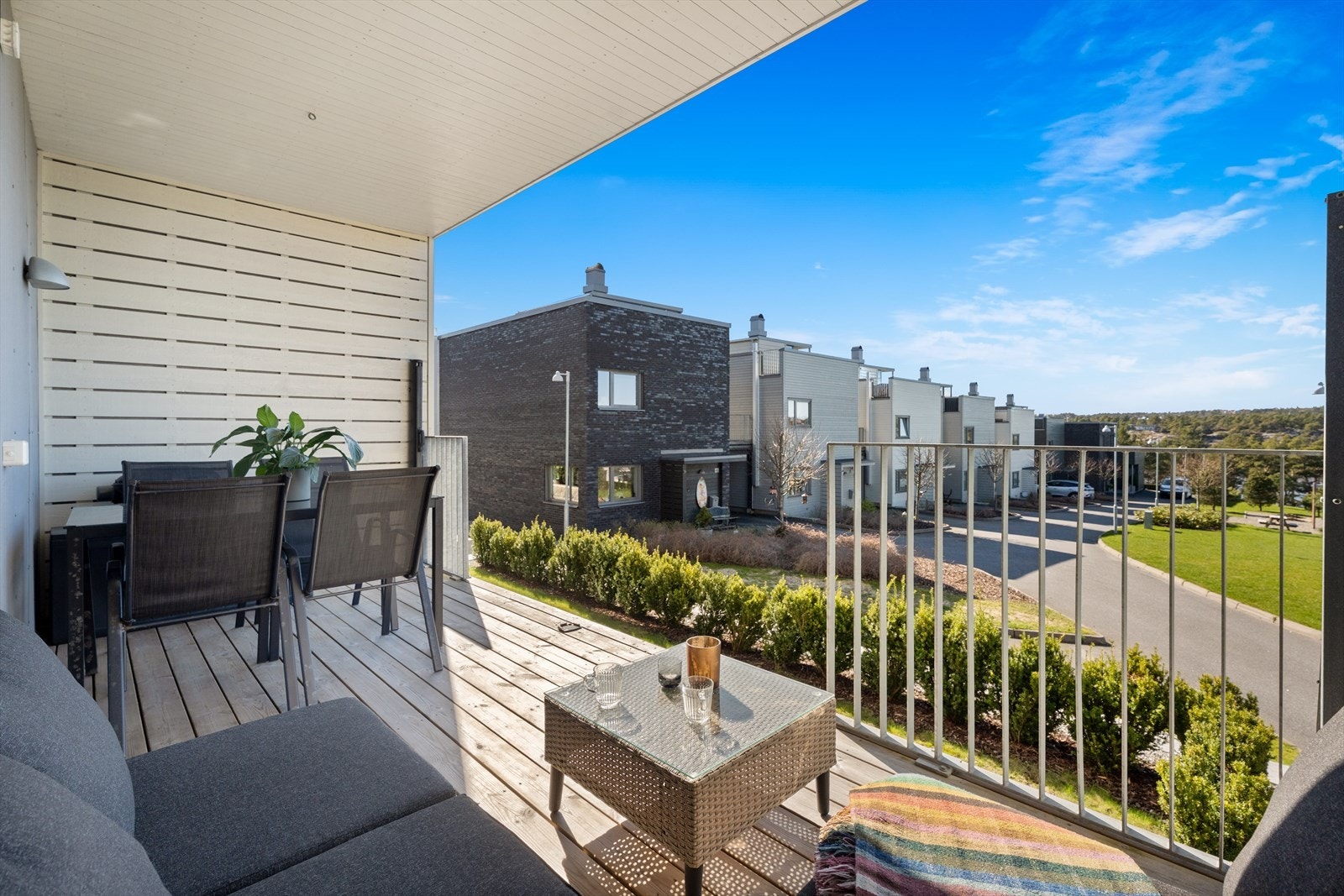 Fra stuen er det utgang til en vestvendt terrasse på 11 m². Her er det god plass til en sittegruppe for å nyte ettermiddagene. Galleribilde